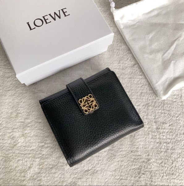 ロエベ LOEWE 三つ折り財布美品 怖く