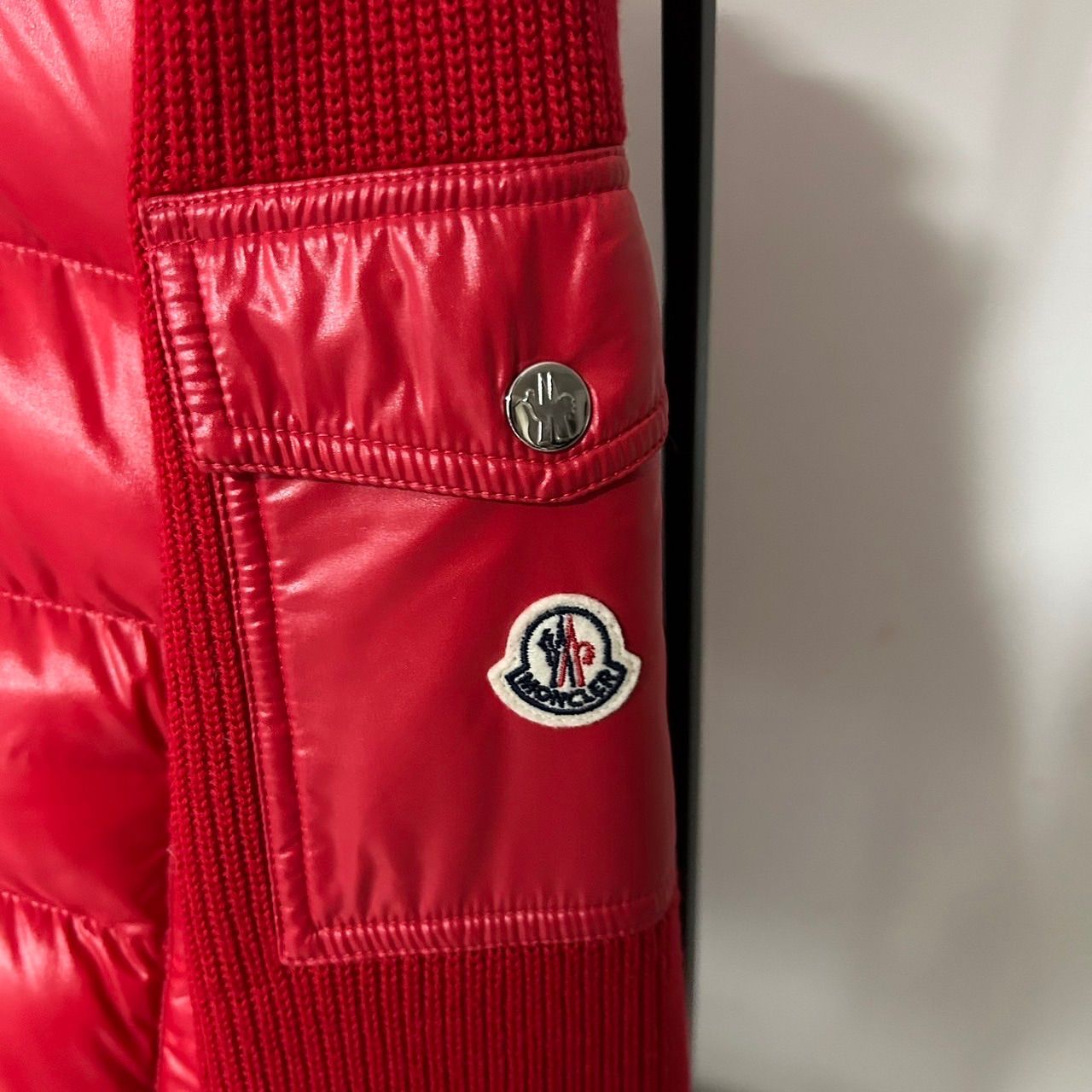 MONCLER ダウンニット☆赤☆フード付き☆定番ロゴ☆サイズL - メルカリ
