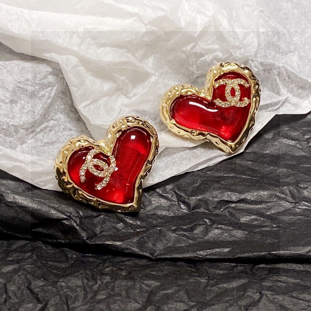 *ハートフルなギフトにも*【CHANEL】ハート イヤリング 今日特価】Chanel シャネル 浅金色ハート型イヤリング 最新潮流