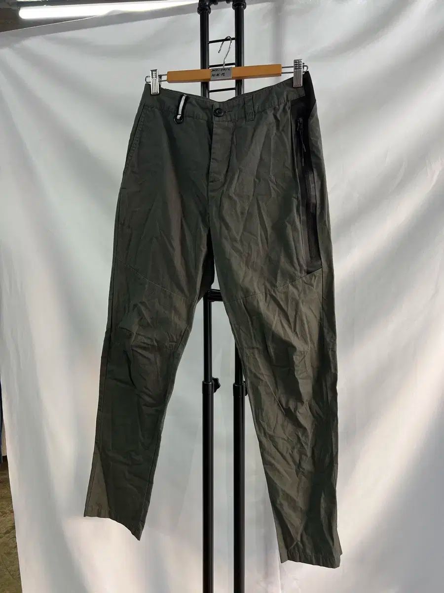 純正品/ S Nike(ナイキ） テックフィット スポーツウエア カーキ 機能