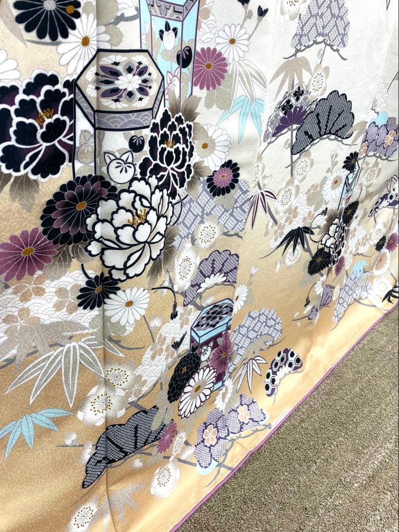 ポリエステル 振袖 菖蒲 鞠 紋意匠 ぼかし八掛 躾糸付き 中古）振袖