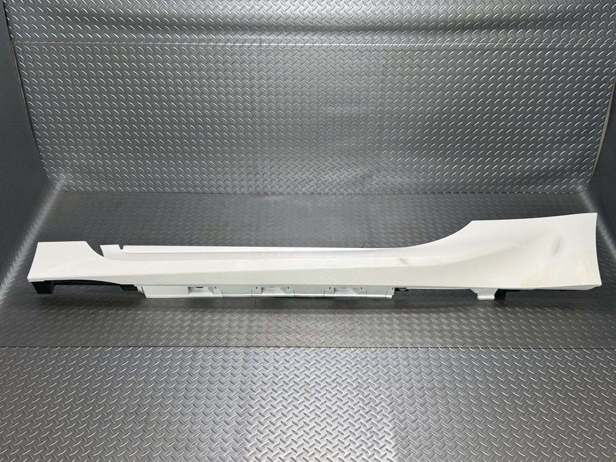 送料無料ZN8トヨタGR86/ZD8スバルBRZ 純正 サイドステップ左 白/K1X