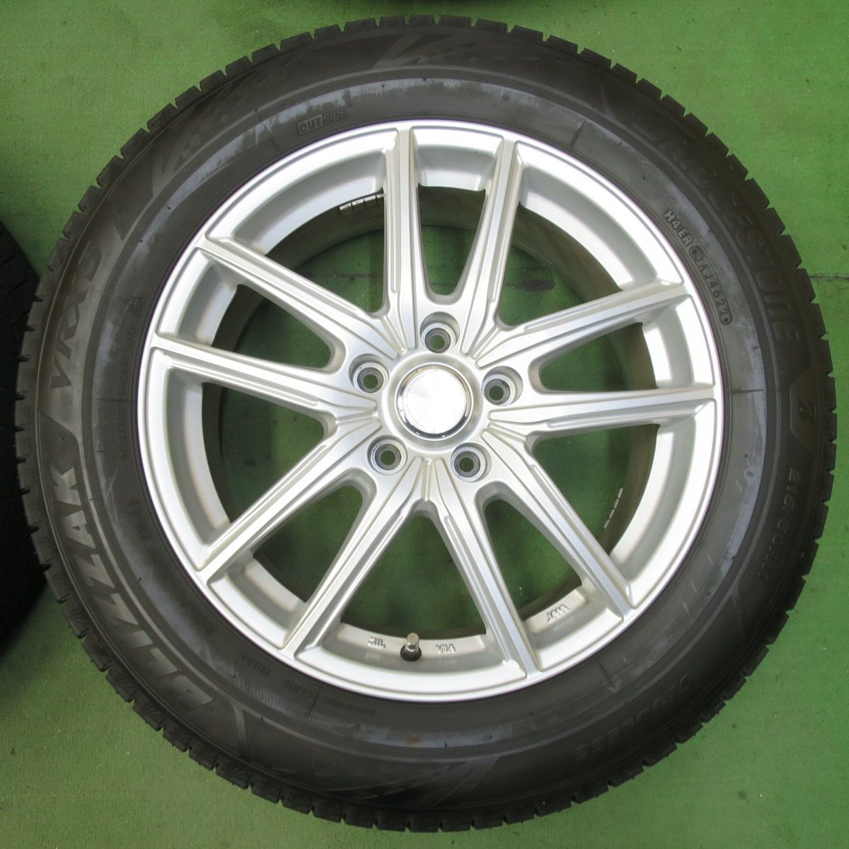 バリ溝！22年！キレイ！9.5分以上☆スタッドレス 215⁄60R17