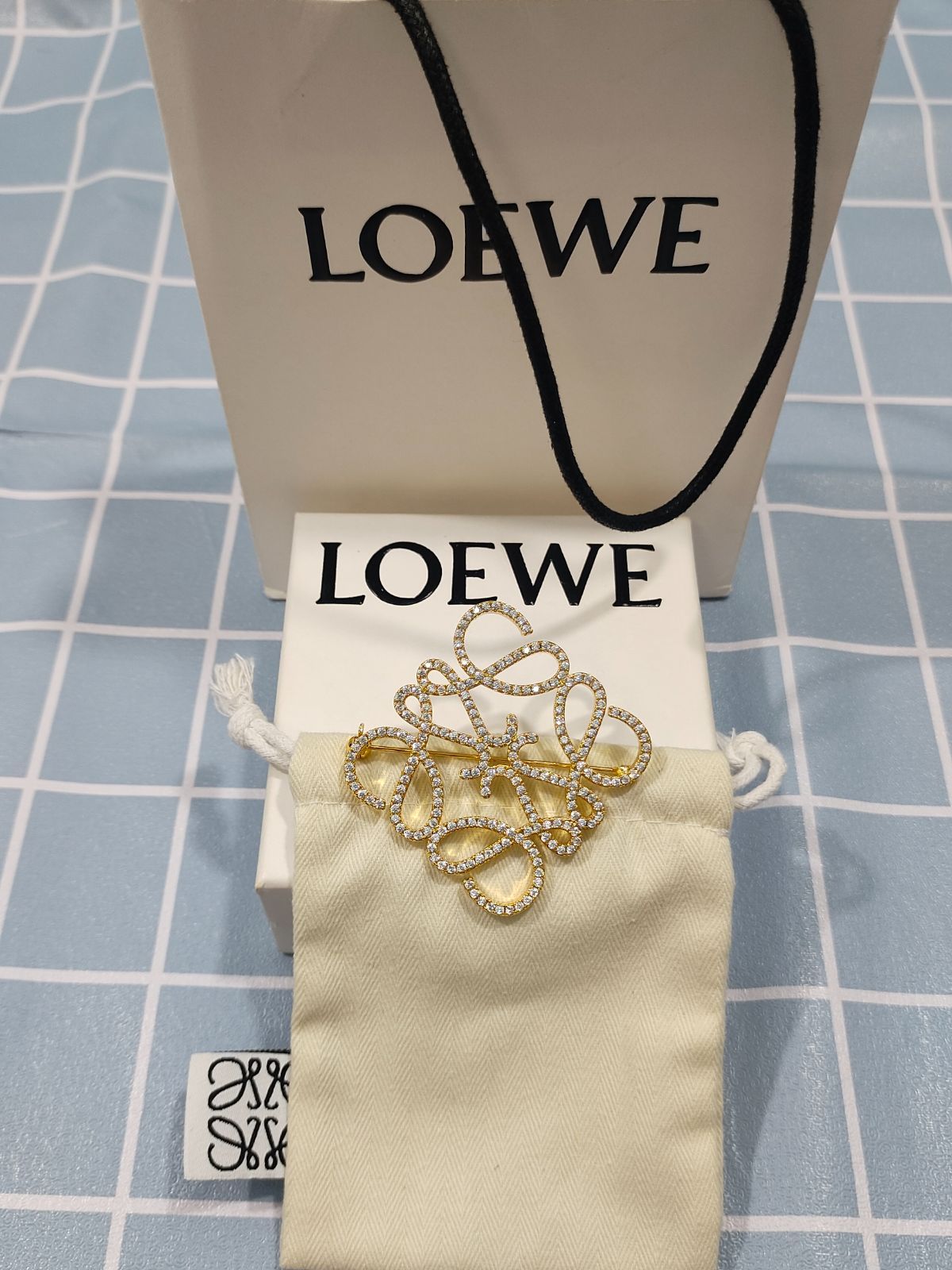 ☆人気☆LOEWE(ロエベ)　ブローチ　オシャレ　💕✨即購入OK！箱付き✨