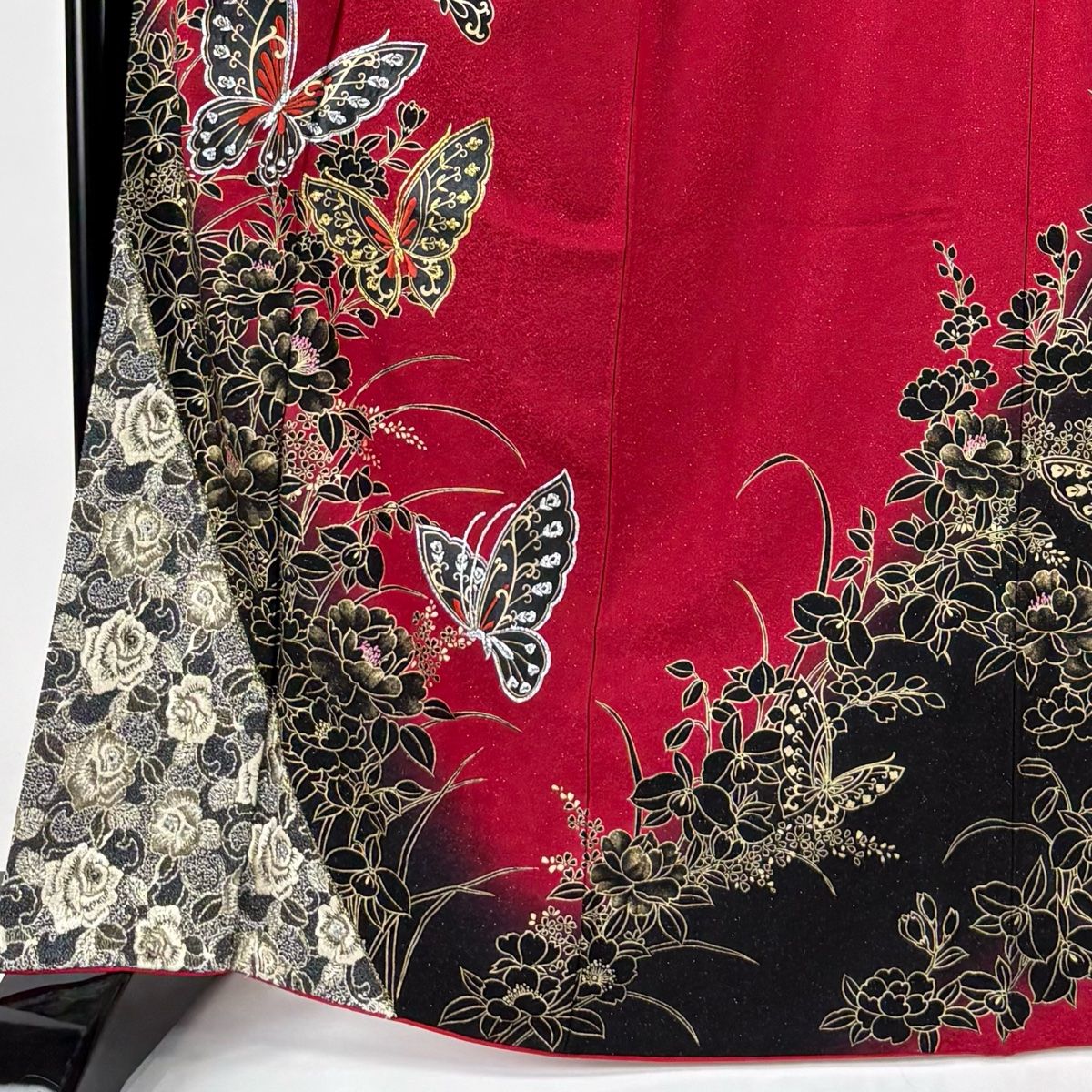 振袖 ⭐️身丈174.5cm L 袷 蝶 薔薇 金彩 赤 正絹 秀品 【中古】 振袖 ⭐️身丈174.5cm L 袷 蝶 薔薇 金彩 赤 正絹 秀品 【中古】