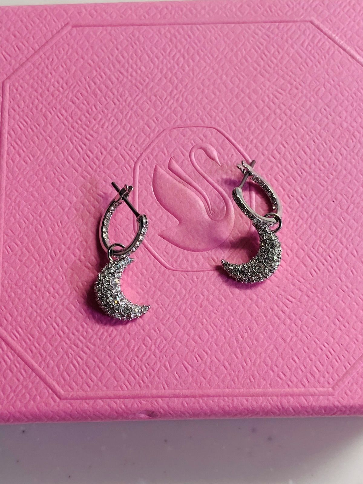 ほぼ新品 スワロフスキーSwarovski Sublima ドロップピアス 月 Sublima ドロップピアス, クリスタル・パール, アシンメトリー