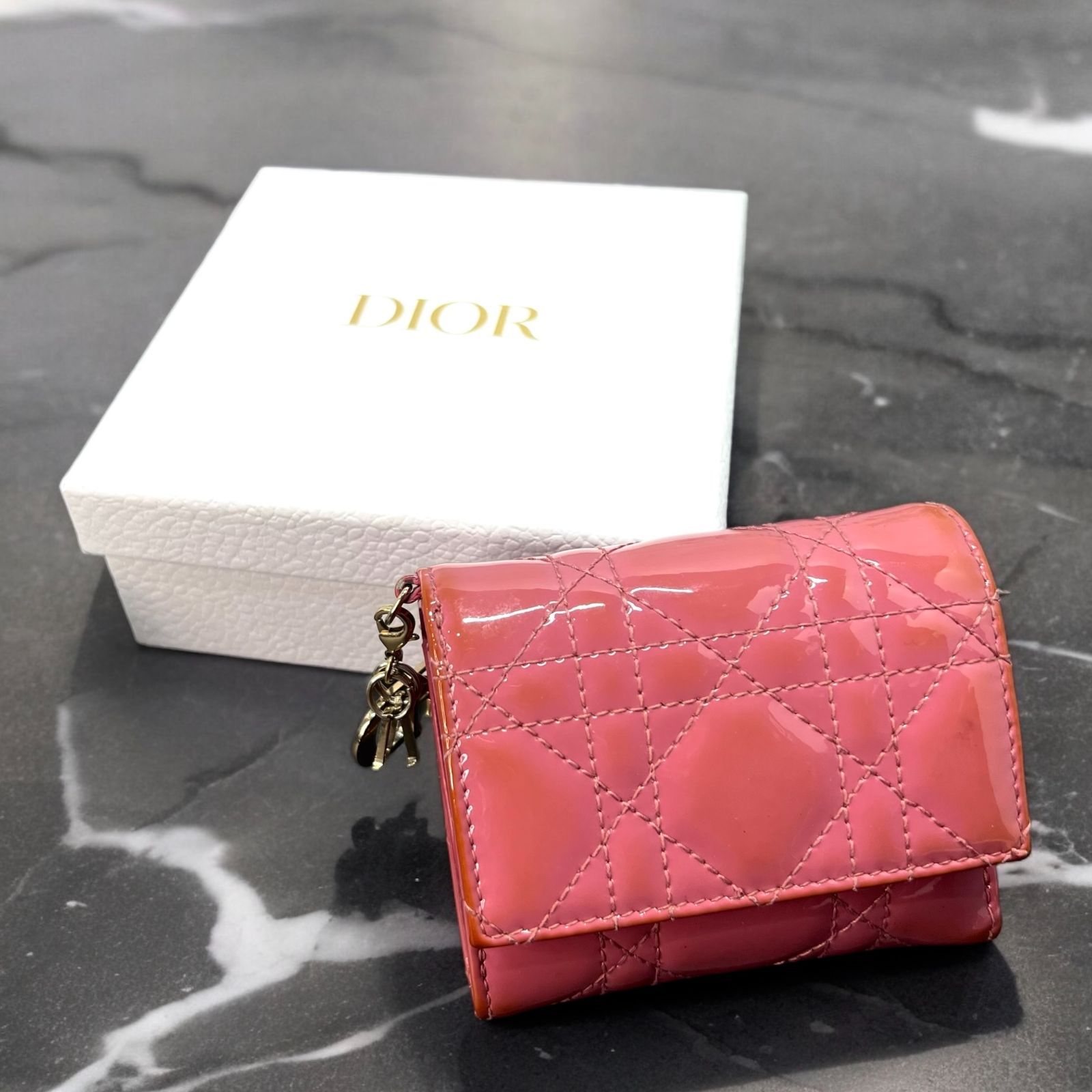 付属品完備　ディオール　カナージュ　三つ折り財布　ロータスウォレット　ピンク Dior ディオール レザー ロータスウォレット 三つ折り財布 ピンク