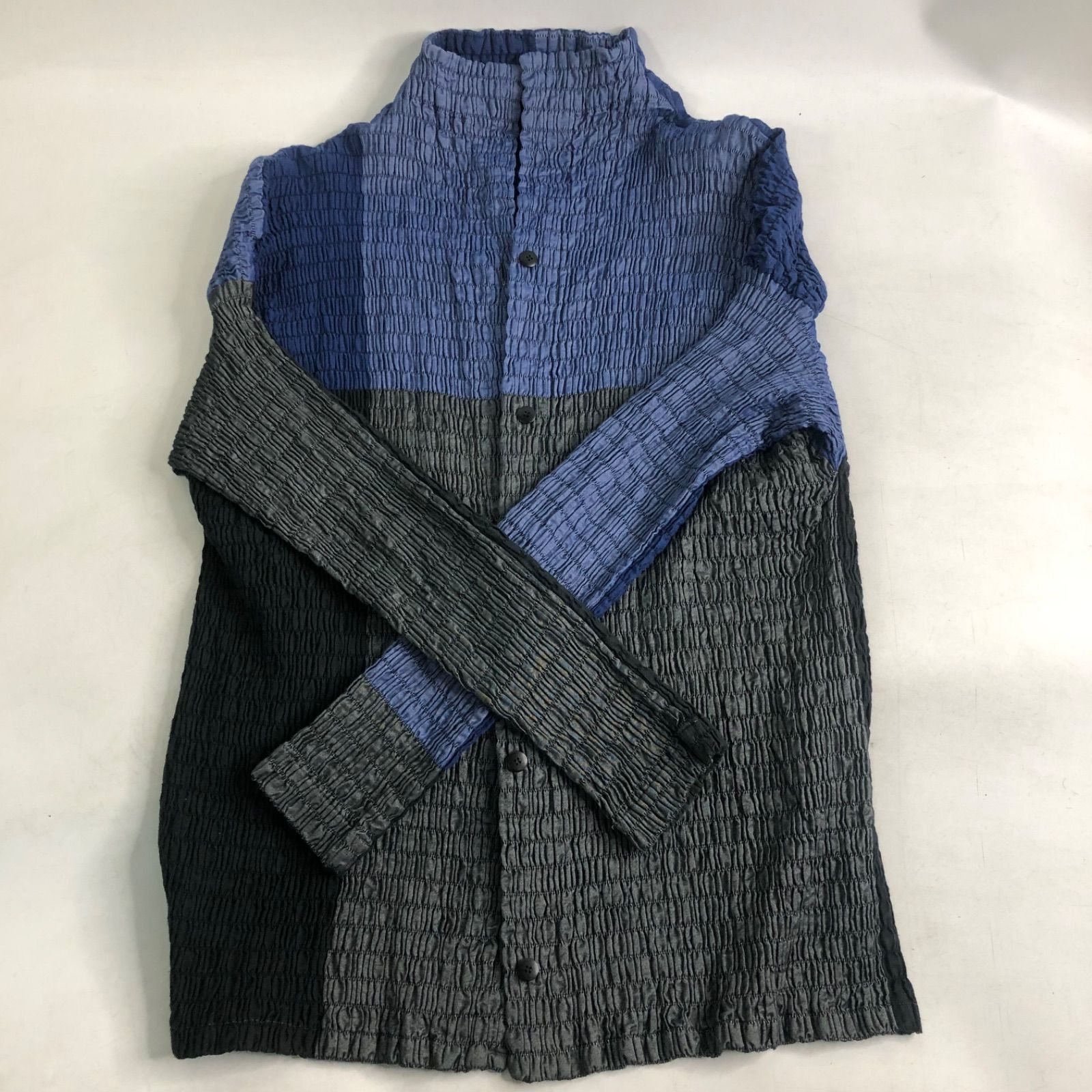 A1024-27-8 ISSEY MIYAKE イッセイミヤケ ブラウス プリーツ加工 しぼり 長袖 シワ加工 M ブルー-ブラック IM41FJ521 着丈65cm 身幅46cm