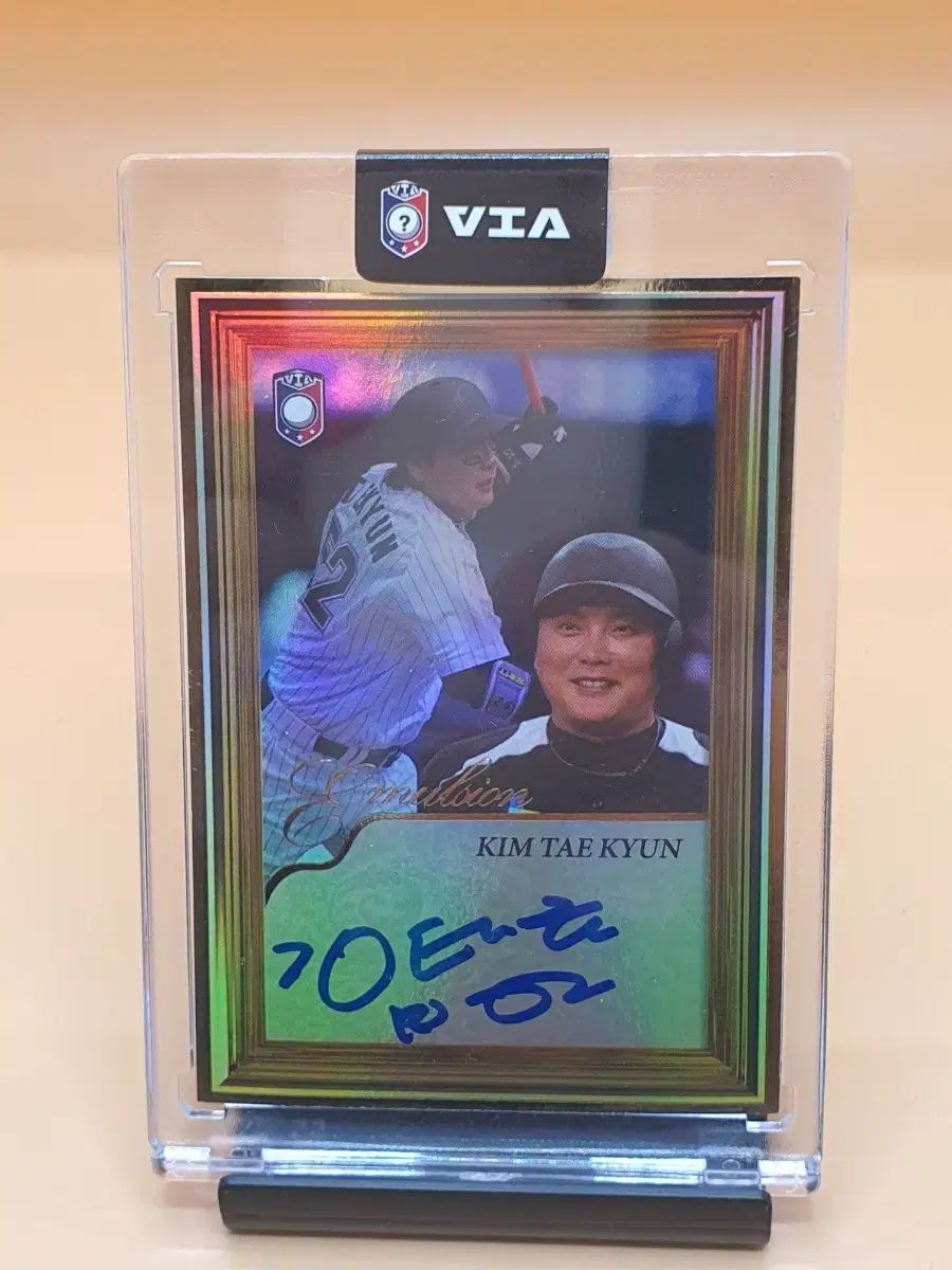 【雷市場（ポンジャン）商品韓国直送】 VIA K ー HEROES キム・テギョン 選手 ゴールドフレーム 直筆 サイン カード ヒーローズ