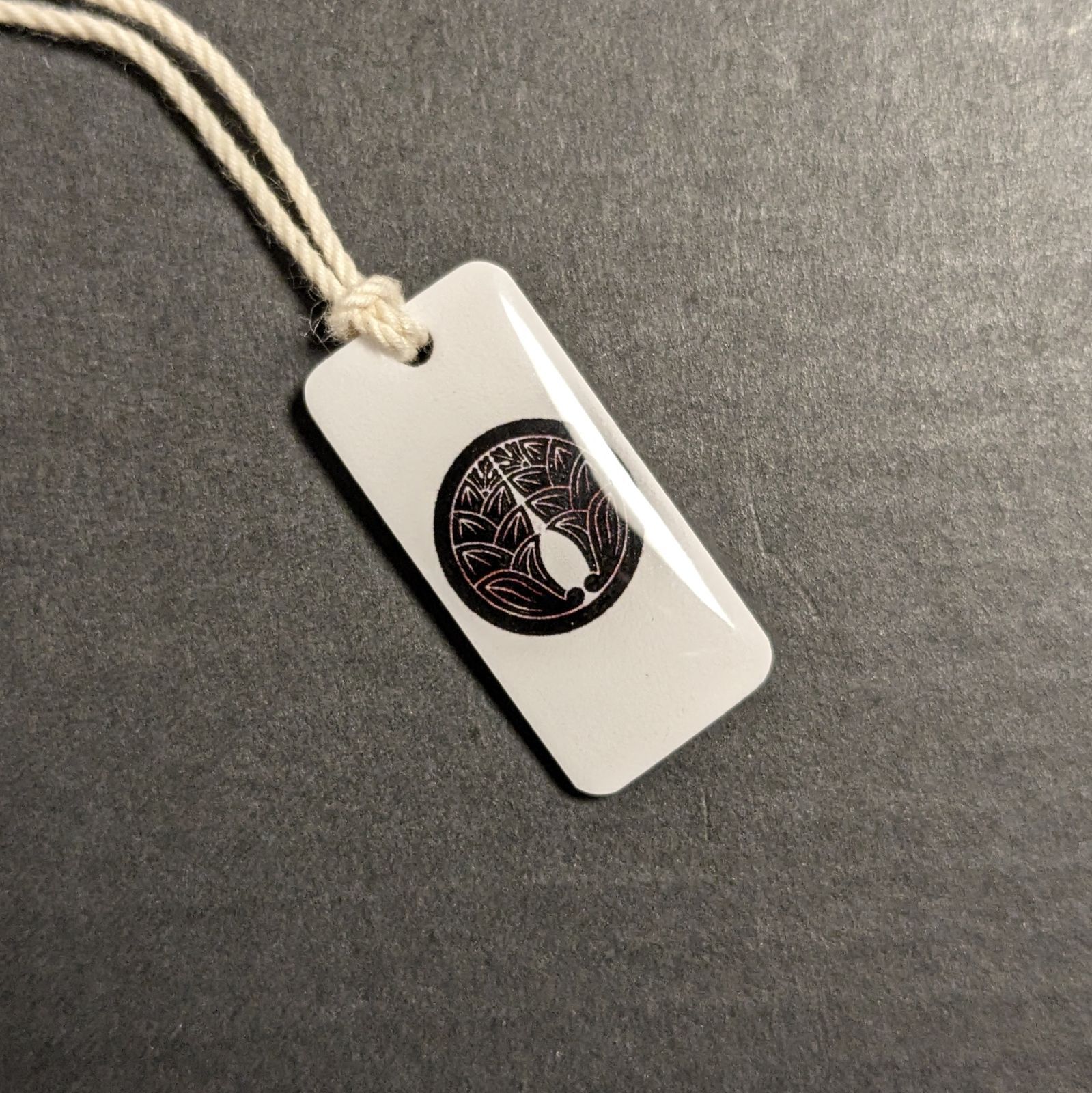 【ハンドメイド】家紋「丸に抱き茗荷」チャーム•ストラップ