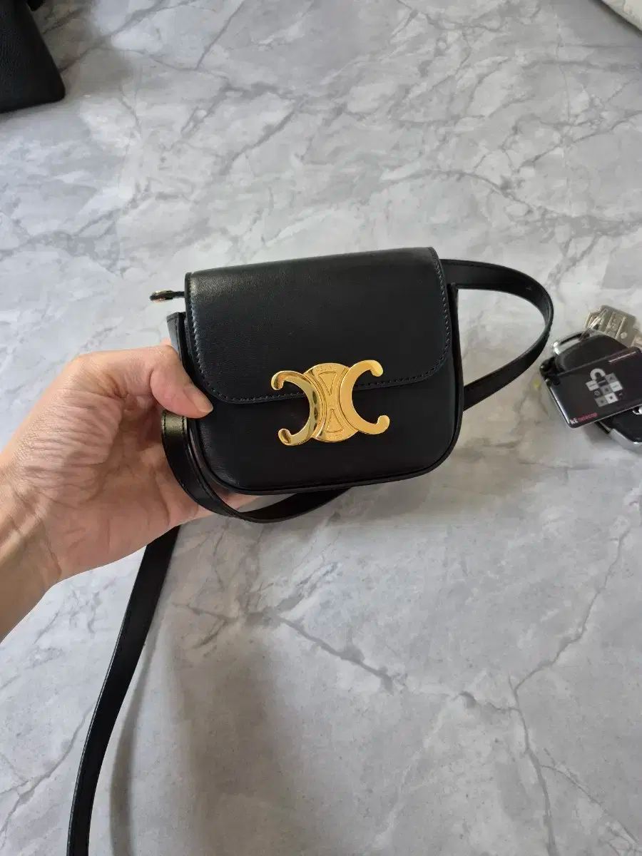 Celine セリーヌ トリオンフ ミニ クロードバッグ シャイニー 光沢 カーフレザー