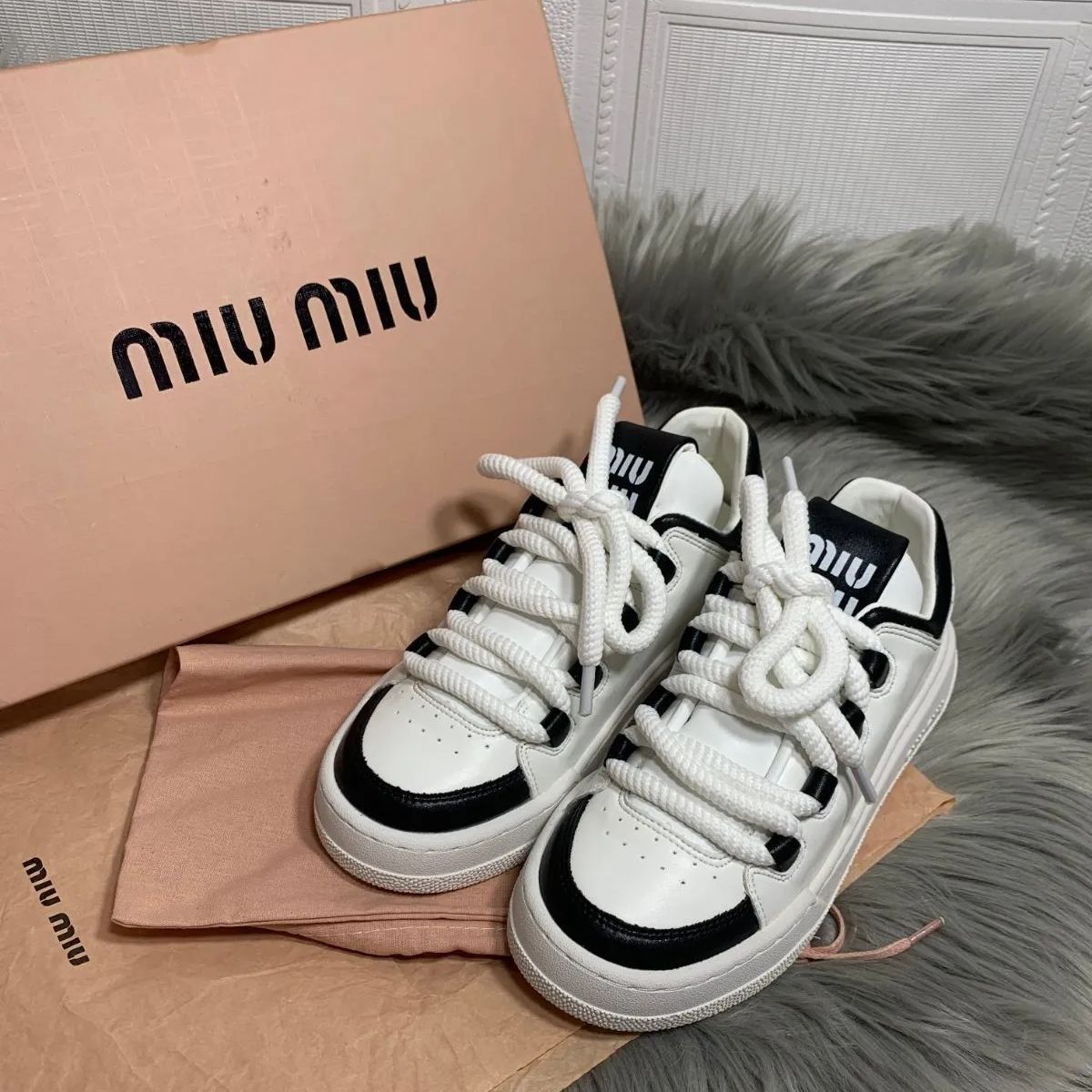 【MIUMIU】新しいファッションシンプルな白い靴