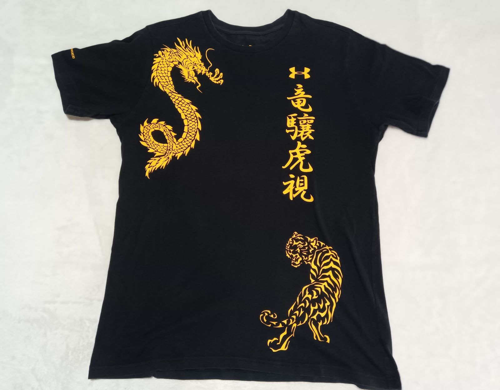 105】アンダーアーマー 龍プリント Tシャツ クロ XL【with B