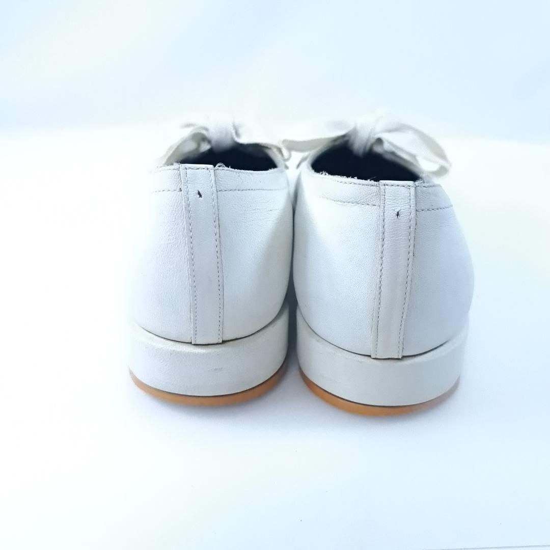 COMME des GARCONS フラットシューズ リボン 白 ラウンドトゥ COMME des GARCONS フラットシューズ リボン 白 ラウンドトゥ