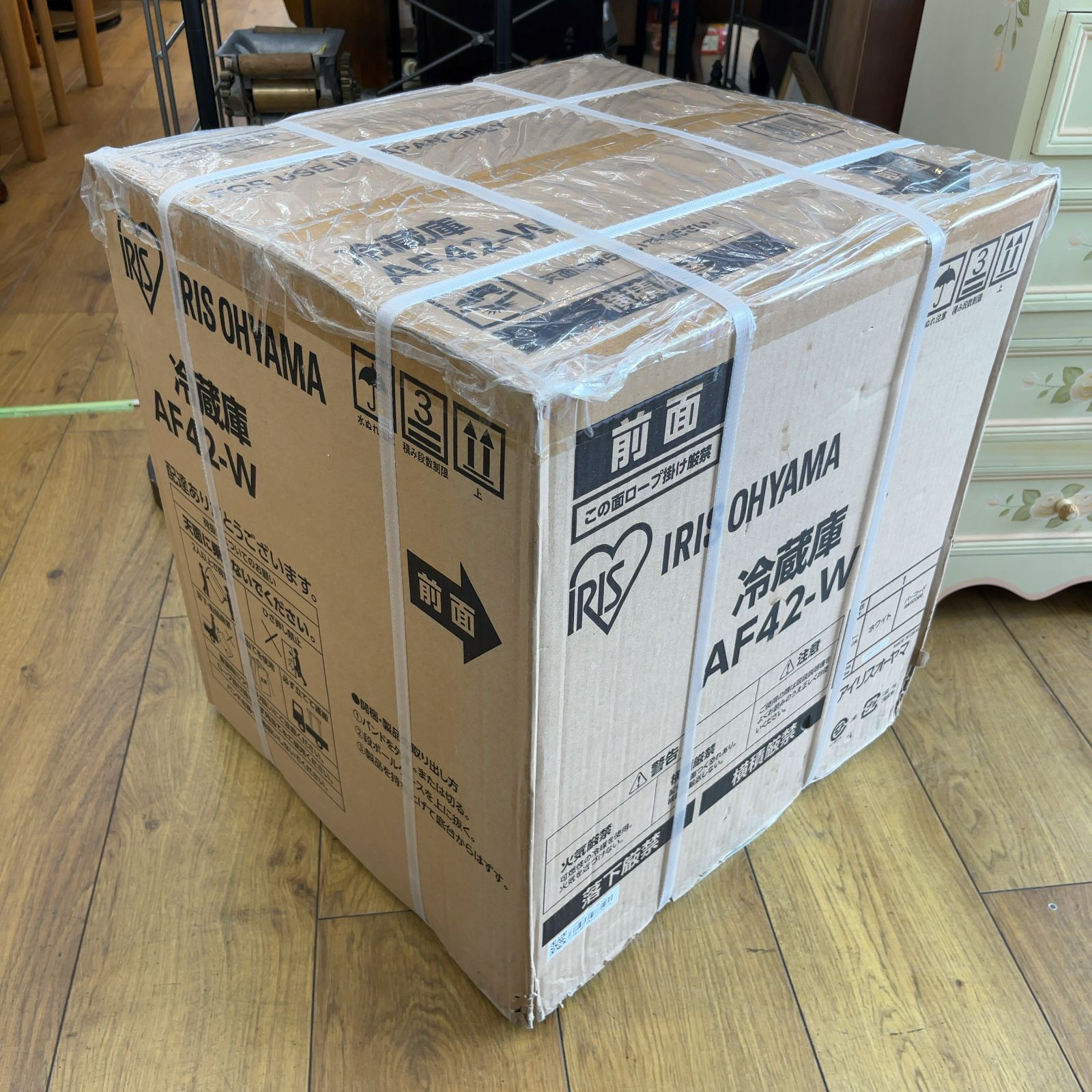 アイリスオーヤマ　1ドア冷蔵庫　AF42-W Amazon.co.jp: アイリスオーヤマ 冷蔵庫 42L 1ドア 小型 右開き