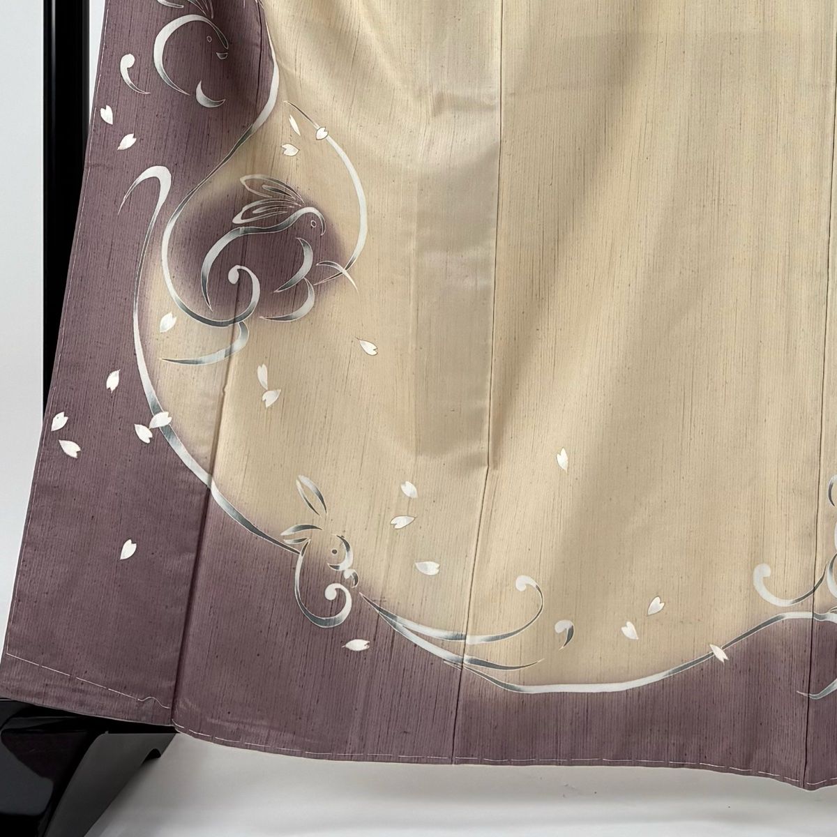 送料無料でお届けします。 付下げ 身丈163cm 裄丈66.5cm M 袷 紬地 落款 うさぎ 桜 金彩 ベージュ 正絹