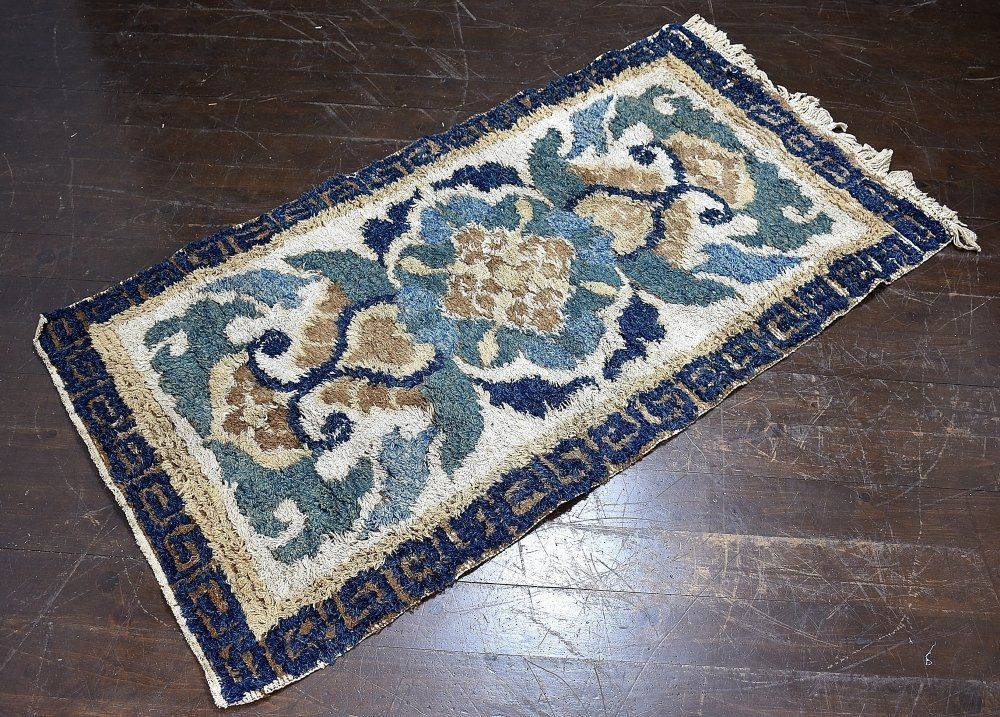 鍋島段通 新鍋島緞通 140×200吉島敷物 綿100％ 蟹牡丹灰地 鍋島緞通