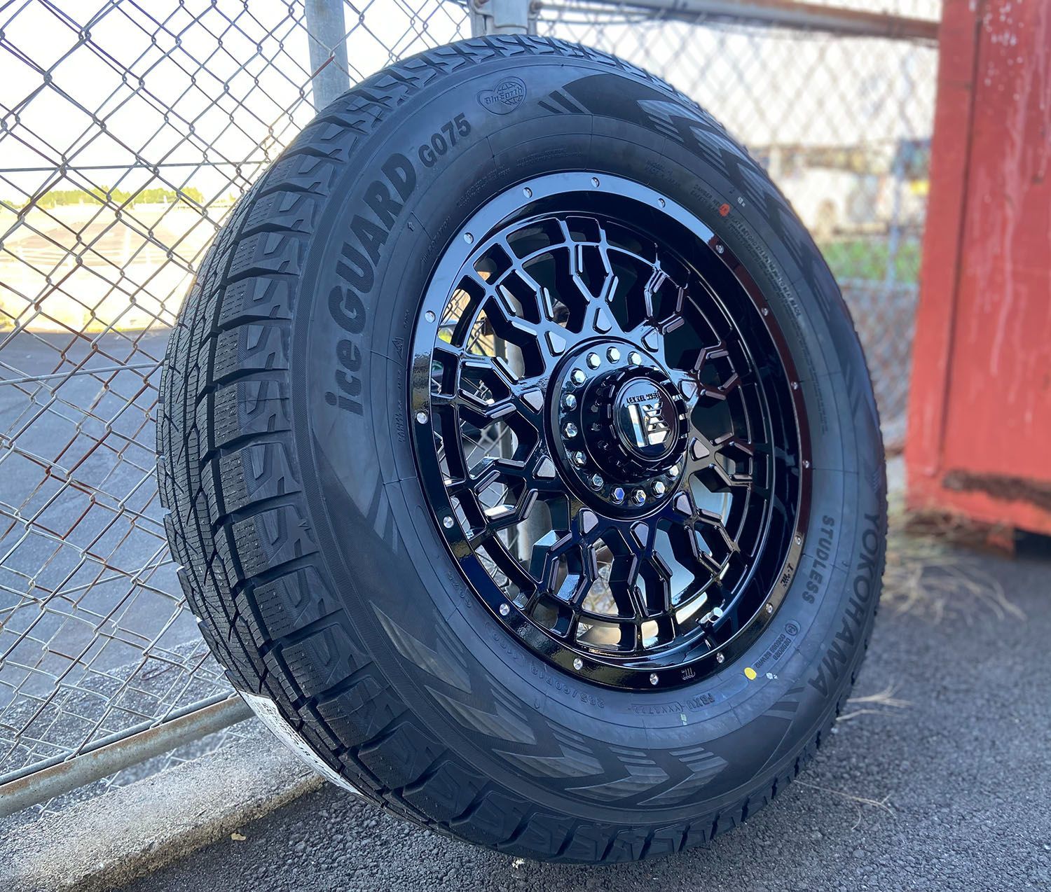 オススメ商品 新品 国産スタッドレス ヨコハマ アイスガード SUV G075 265/65R17 265/70R17 サーフ 150/120 プラド  ハイラックス パジェロ FJクルーザー タホ エスカ アバランチ H3 PreDator プレデター - メルカリ