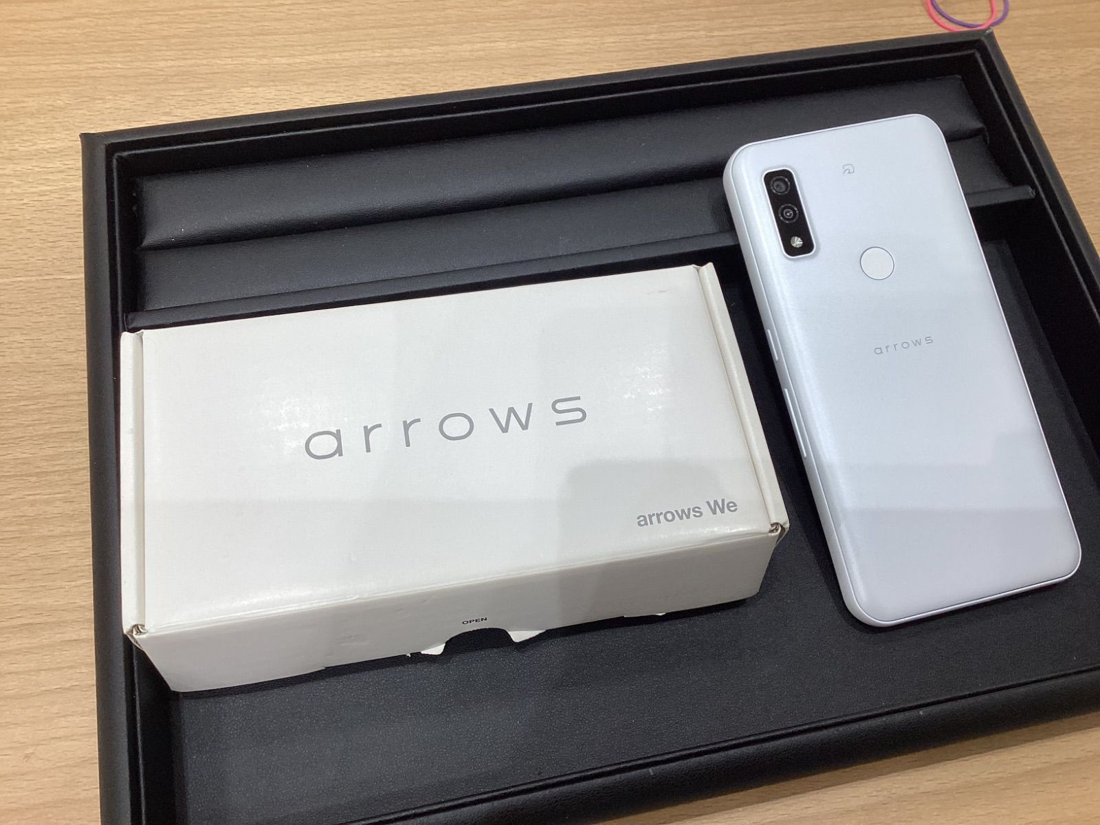 美品 arrows We FCG01 スマートフォン 本体 ホワイト ARROWS WE 本体