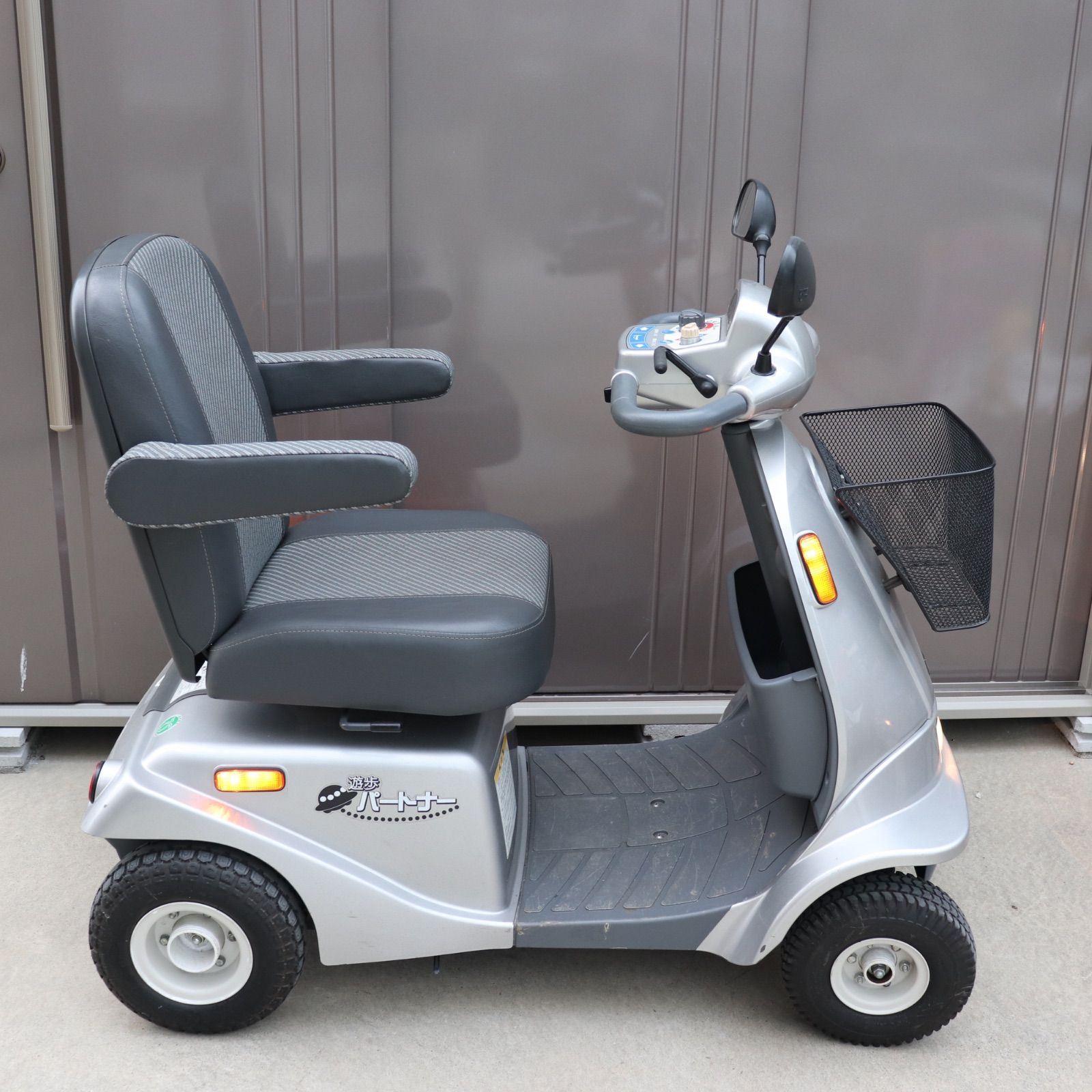 愛知県発 SERIO セリオ 歩行パートナー SBT40 セニアカー シルバー 銀 シニアカー 高齢者 散歩 即日対応 ラクル介護館