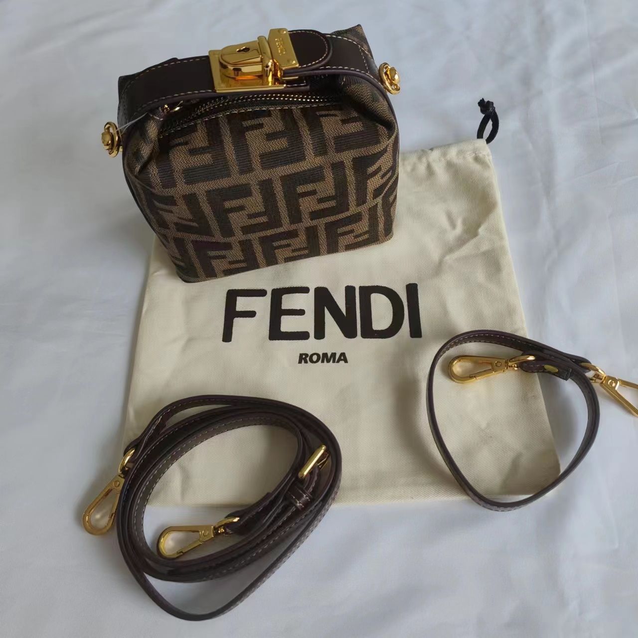 【極美品】FENDI ズッカ ミニバニティポーチ アクセサリーポーチ キャンバス 極美品小さめ【FENDI】ミニバニティポーチズッカ柄キャンバス