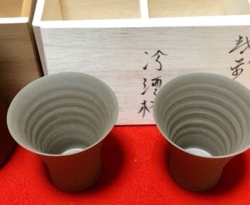 ◎新品木箱入り◎越前焼　冷酒杯ペアセットと一輪挿し ◎新品木箱入り◎越前焼 冷酒杯ペアセットと一輪挿し - メルカリ
