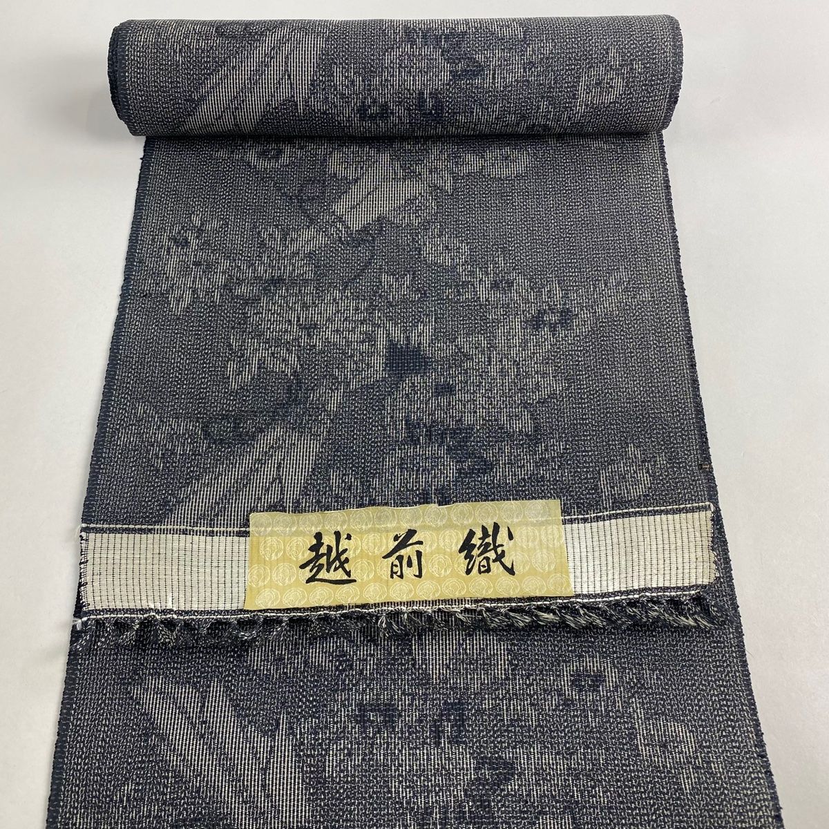 反物 秀品 紬 幾何学模様 灰色 正絹 【中古】（反物 秀品 紬