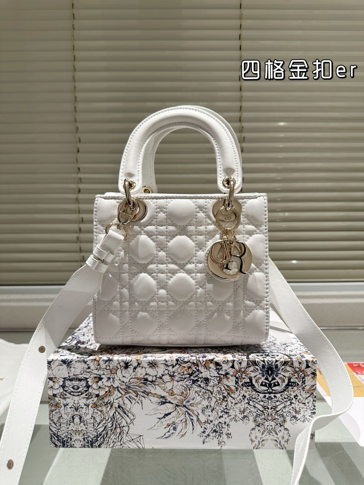 今日特価】Dior Lady Dior Lambskin Bag with Foldable Gift Box