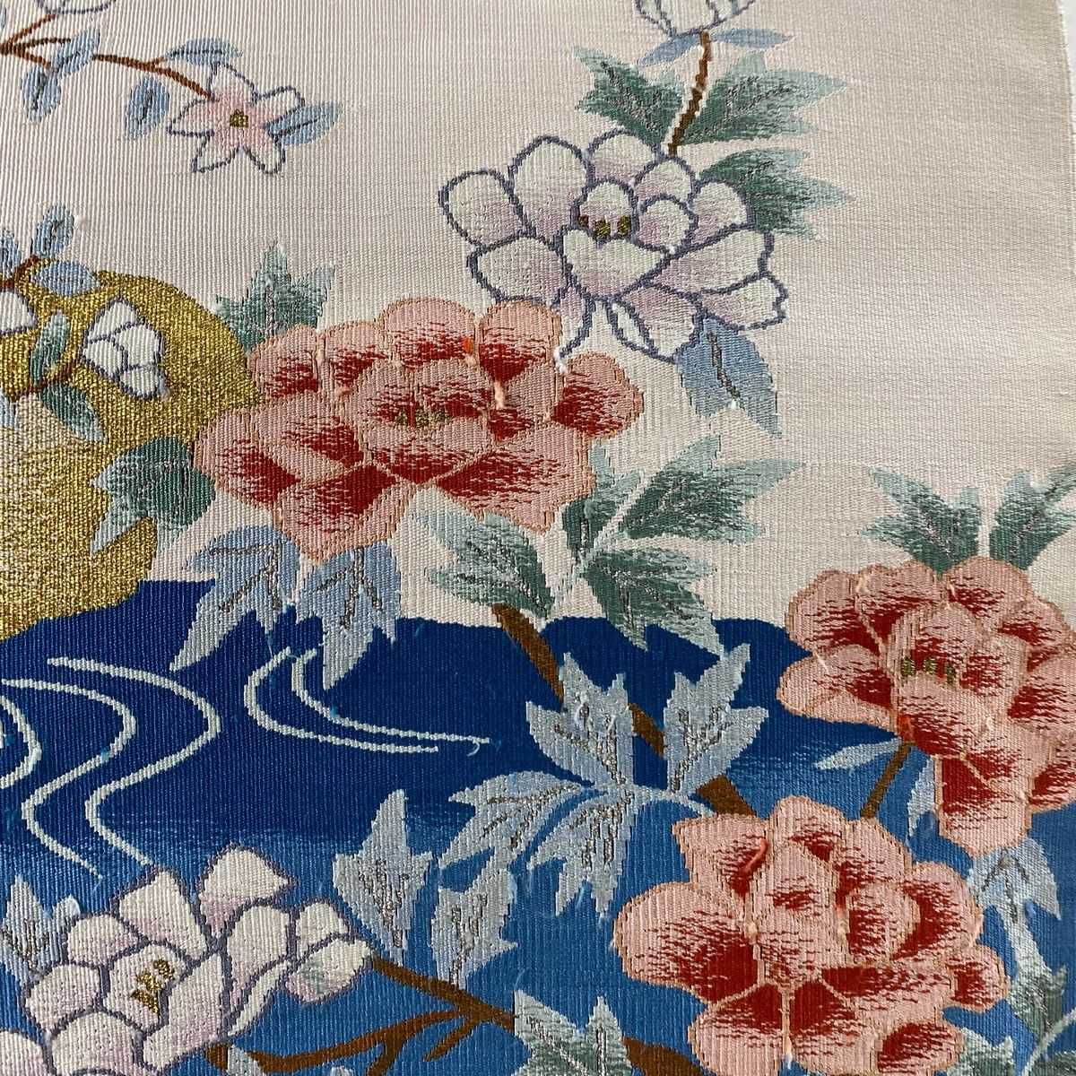 名古屋帯　松葉仕立て　鈴　リーフ　円弧　銀通し　着物　075a d 名古屋帯 銀通し織 刺繍 椿添え 九寸名古屋帯 御仕立上り(3364