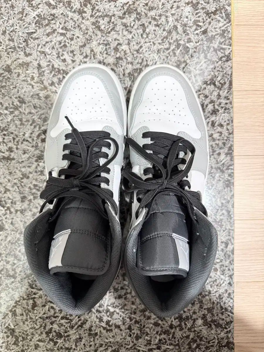 NIKE(ナイキ) エアジョーダン 1 ミッド スモークグレイ 290