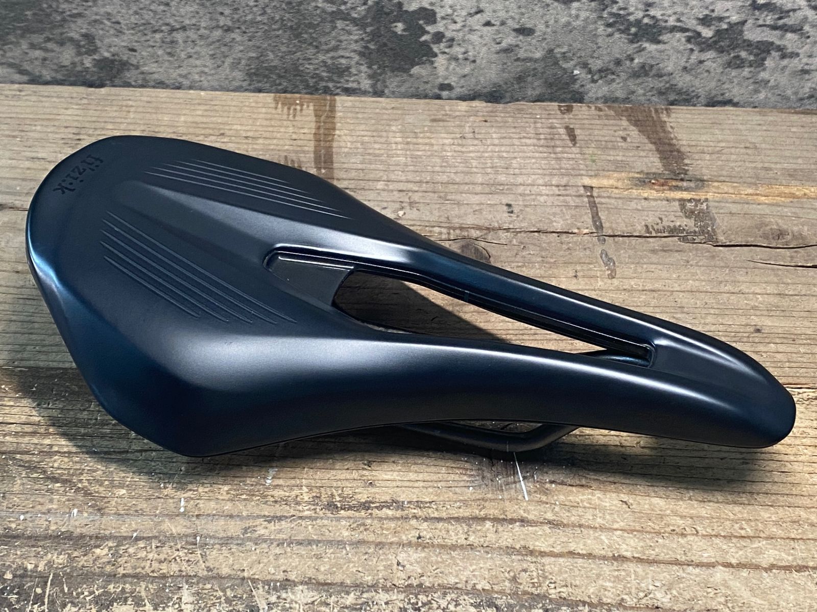 JE619 フィジーク fizik VENTO ARGO R3 kium サドル 黒 140mm