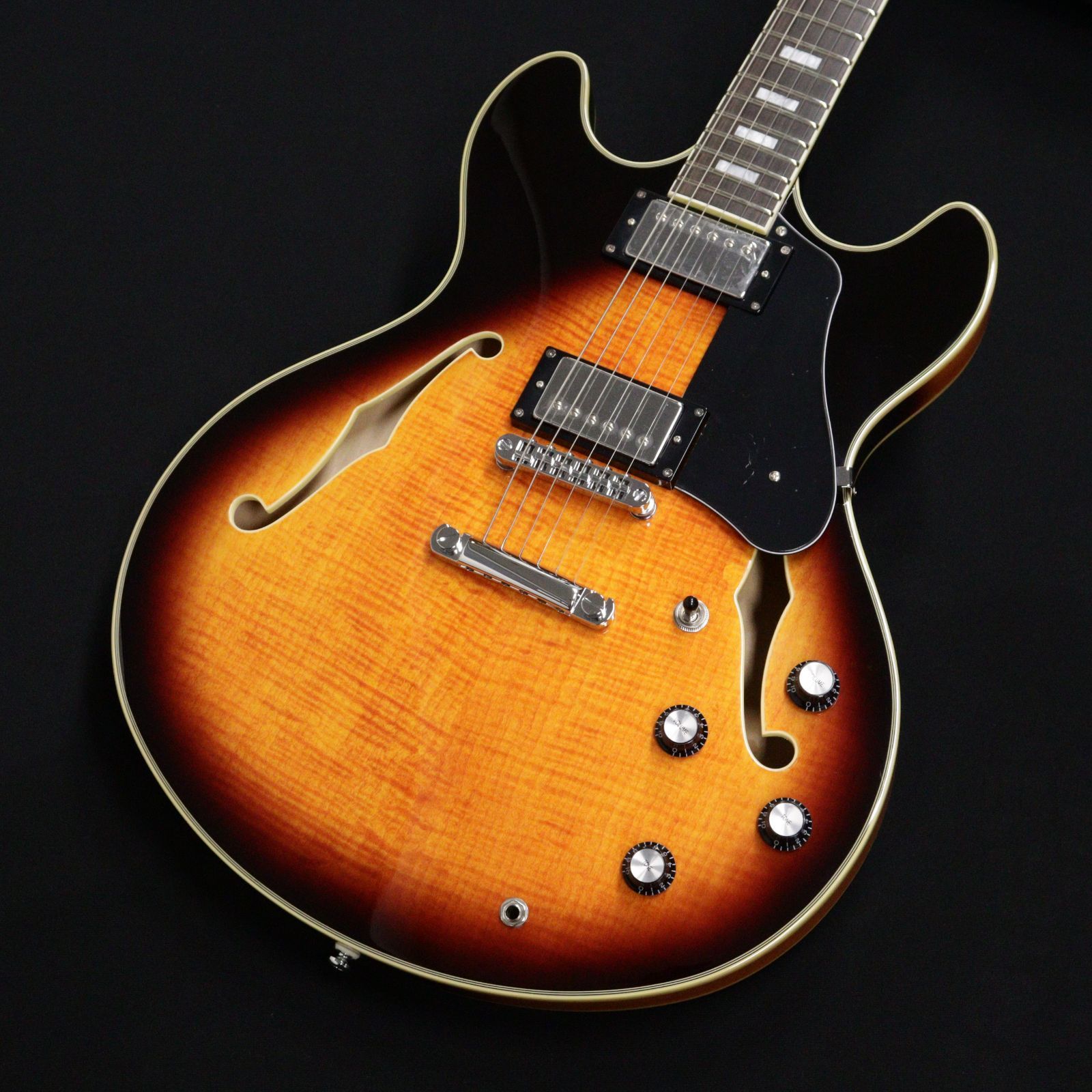 カートコバーンが生んだ伝説のギター「ジャグスタング」が復刻