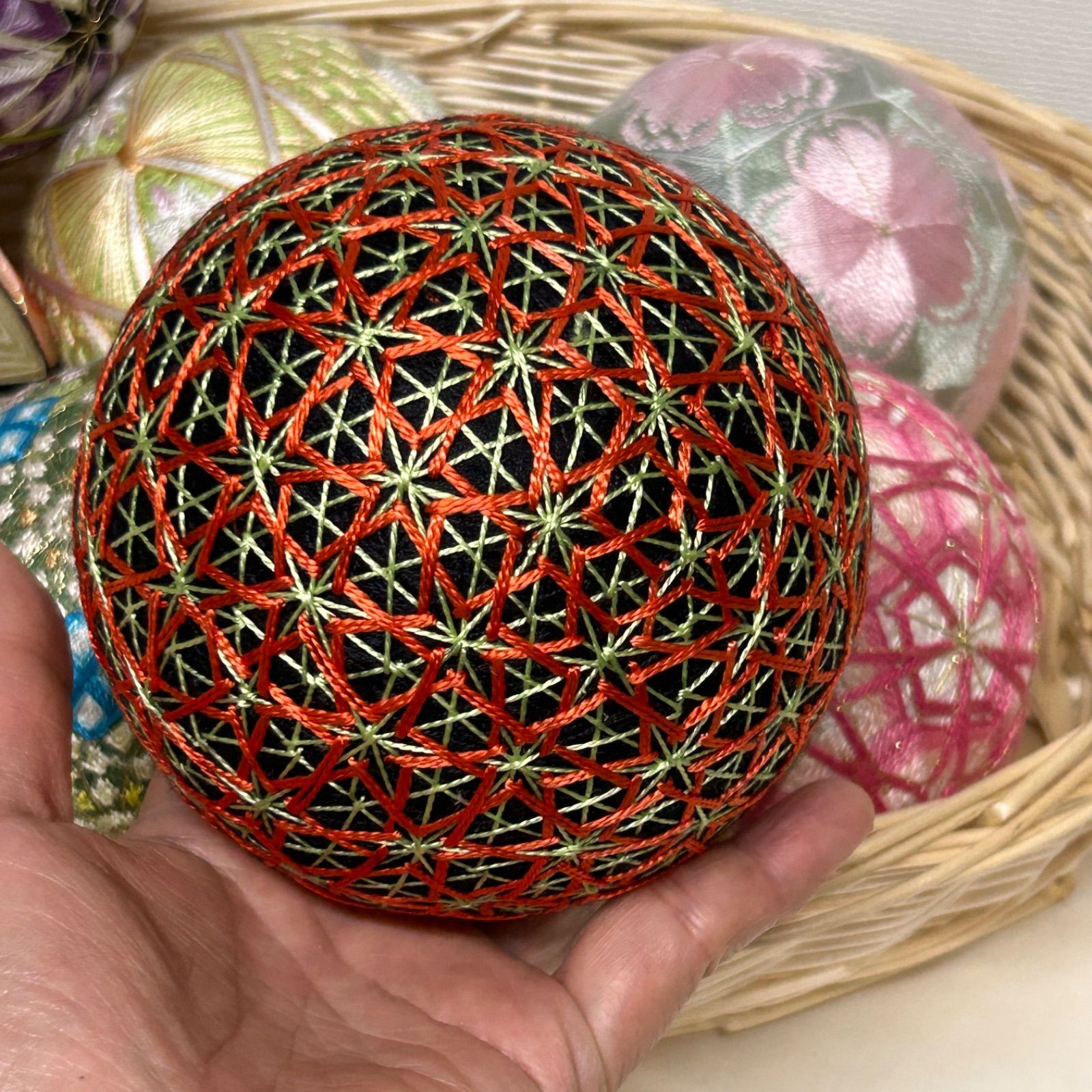 手毬25-5-3】てまり・手鞠・黒地に朱色手まり・手作り・約12cm - メルカリ