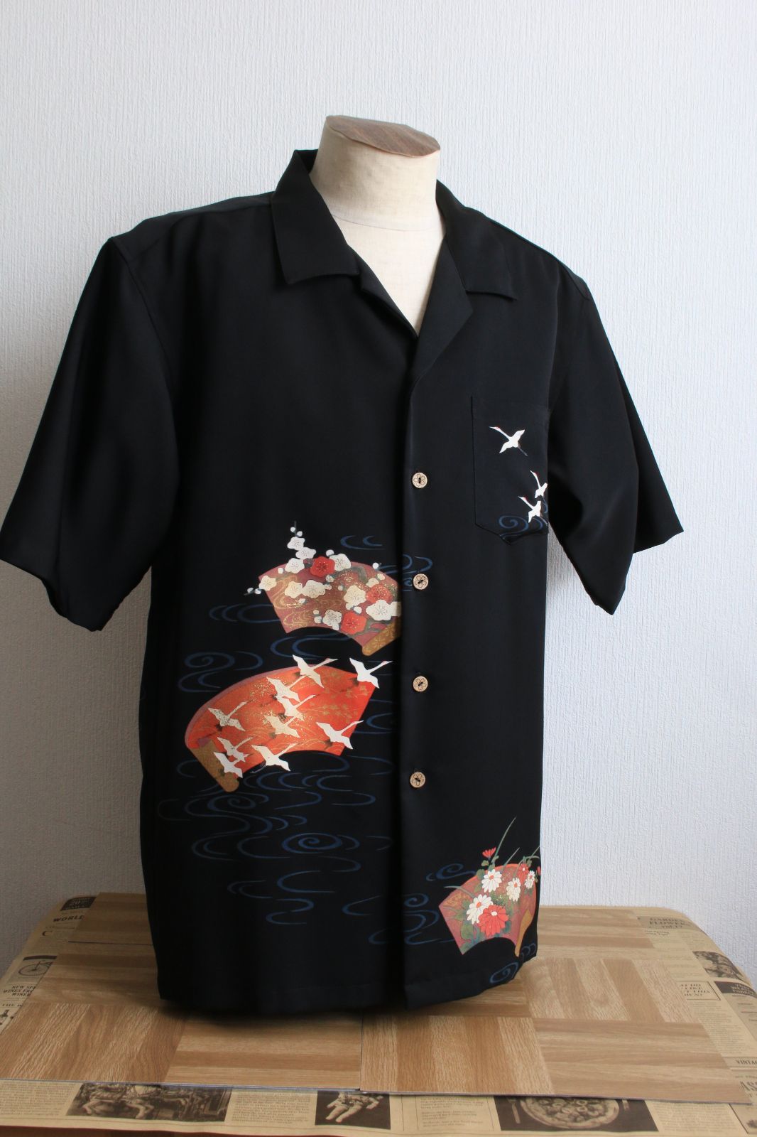 ＜試作品特価＞着物リメイクシャツ（メンズLサイズ）鶴と梅の丸模様の黒留袖-0
