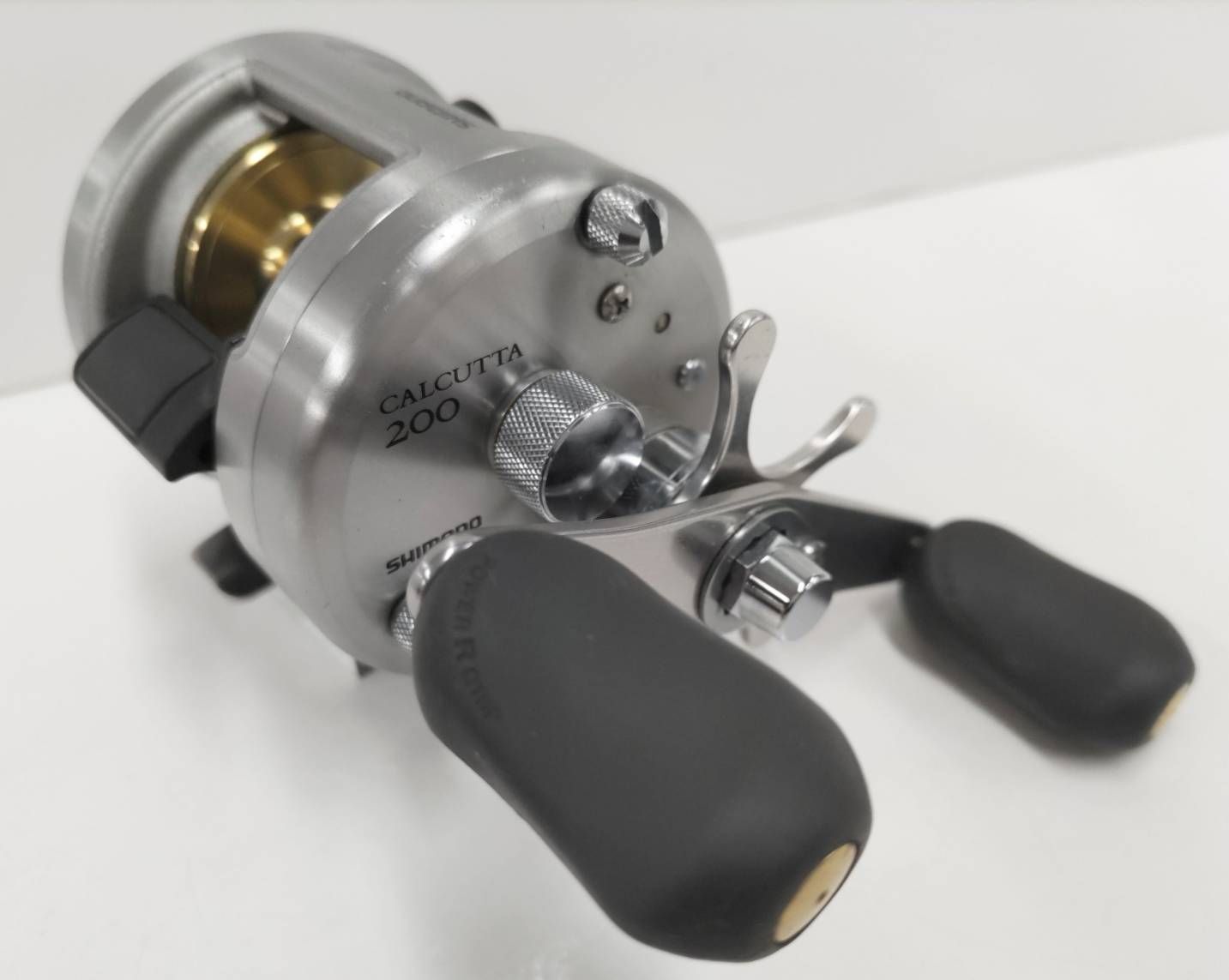 シマノ 05カルカッタ 200（01）バス　雷魚　シーバス　ロックフィッシュ 春爆セール！】【極良品】シマノ 05カルカッタ 200（01）バス ナマズ