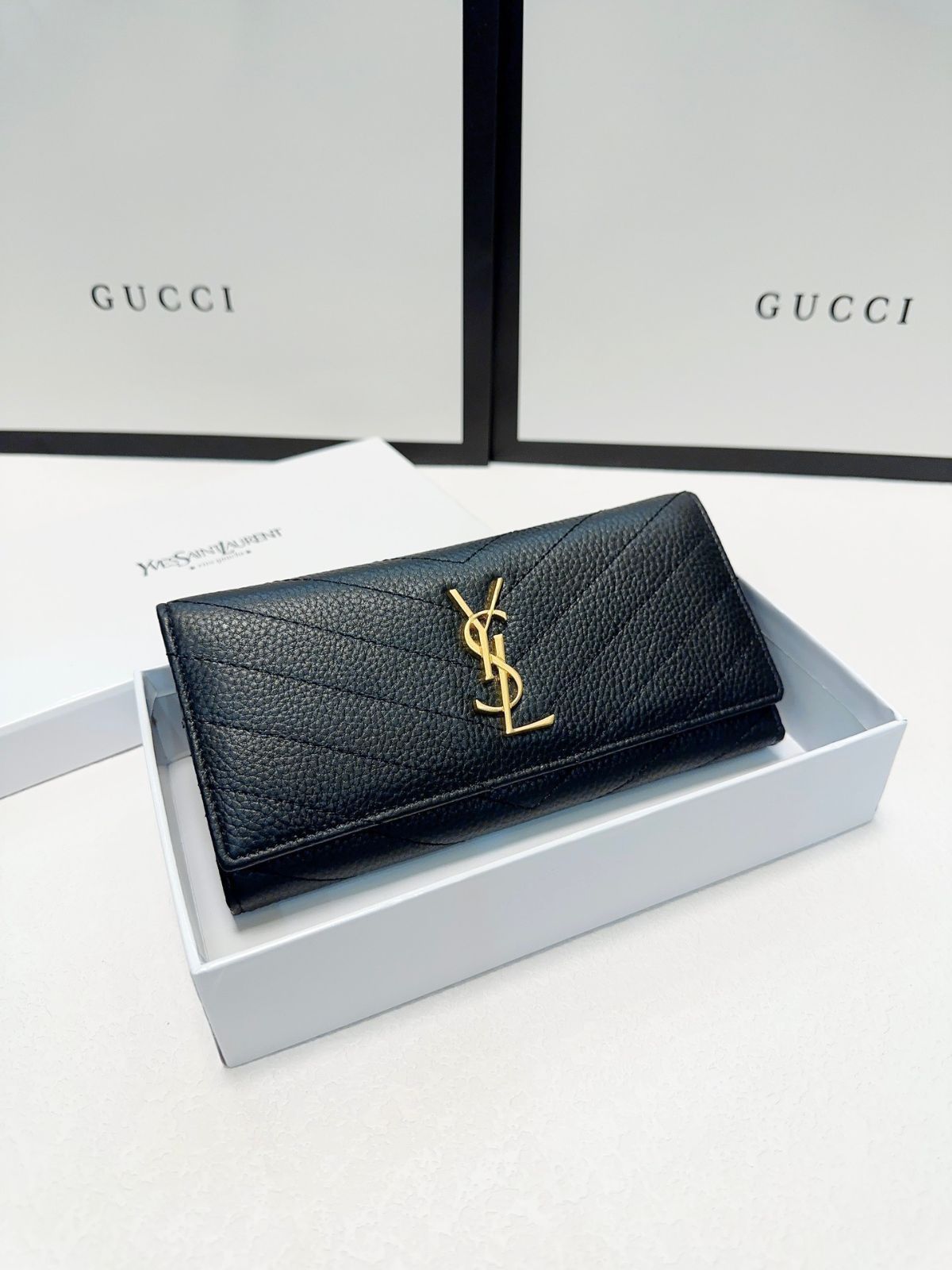 サンローラン 財布 各種消費カードの伝票など 頭層の牛革を採用し 細工が精緻で コーナーに匹敵する ミニウォレット