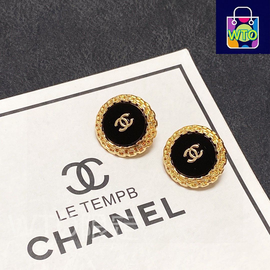 クラシックなロゴ♡パール【CHANEL】クリップイヤリング Vintage CHANEL Gold Logo White Faux Pearl Clip-On Earrings