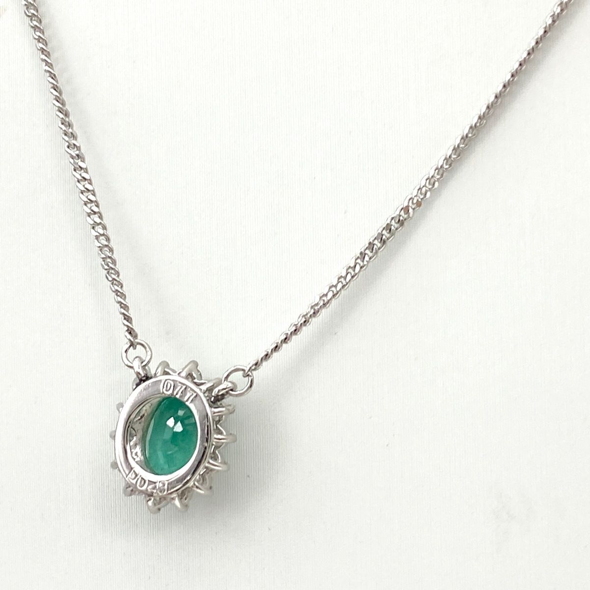 エメラルド デザインネックレス プラチナ ペンダント メレダイヤ