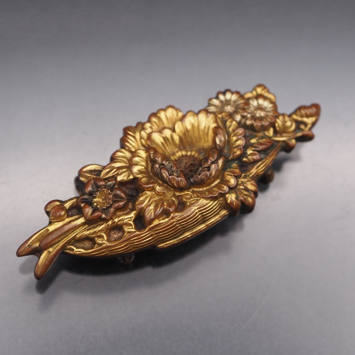J097 アンティーク 彫金 帯留め 牡丹 菊 花 モチーフ デザイン 和装小物 金属製