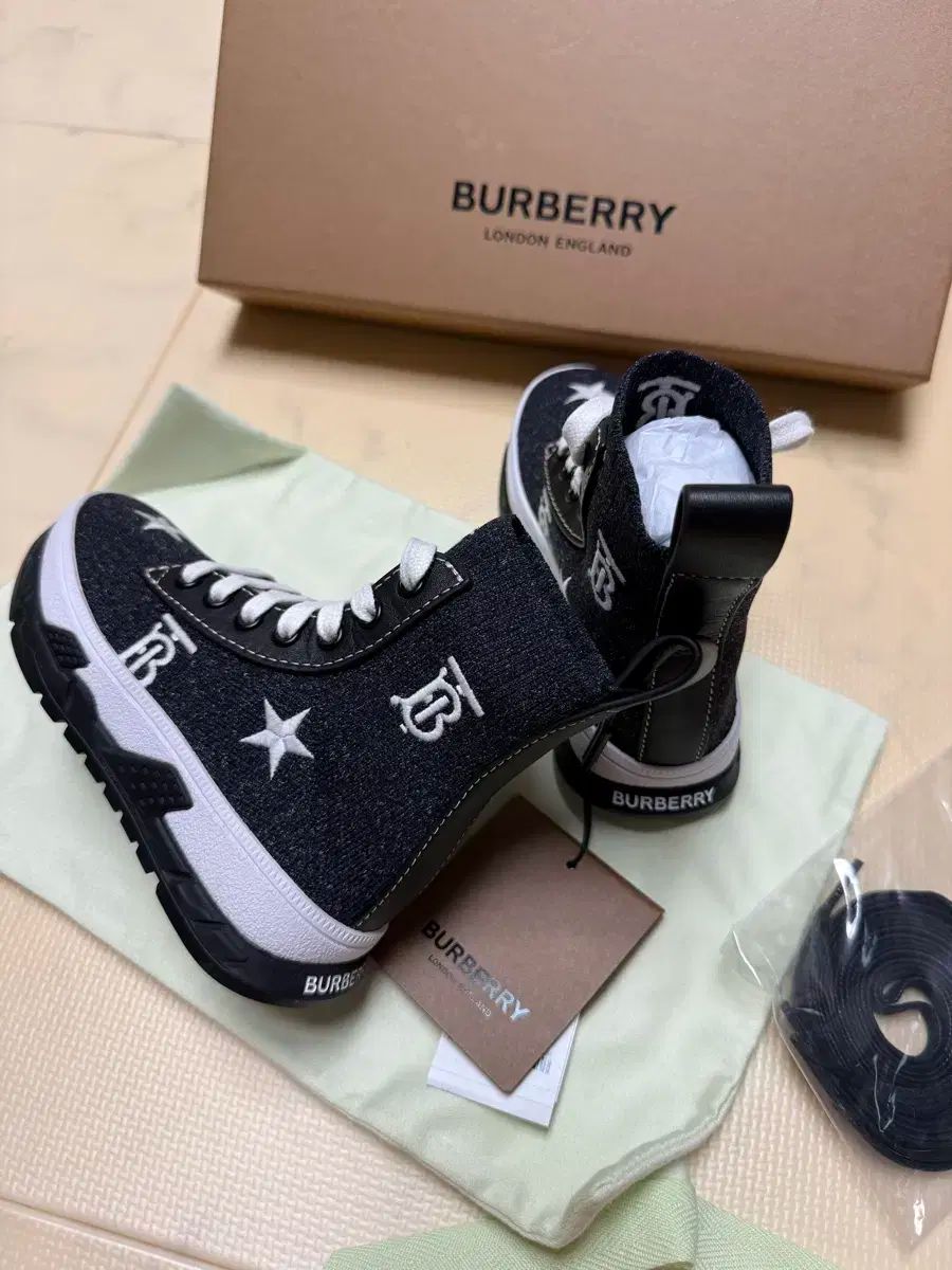 未使用品 BURBERRY バーバリー 靴 キッズ 16㎝ 2025年最新】Yahoo!オークション -バーバリー 靴 キッズの中古品