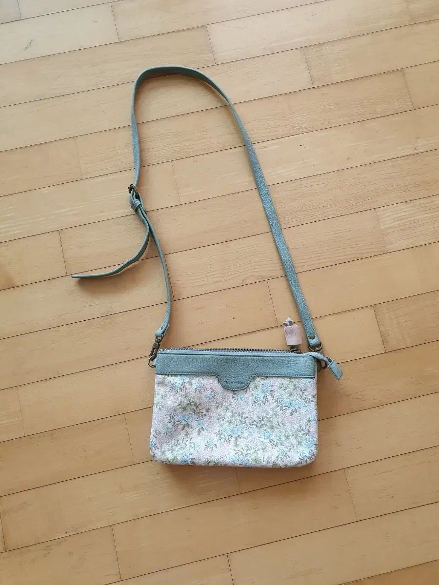 써쓰데이 Island ㅡフラワー パータン ミニ クロスバッグ