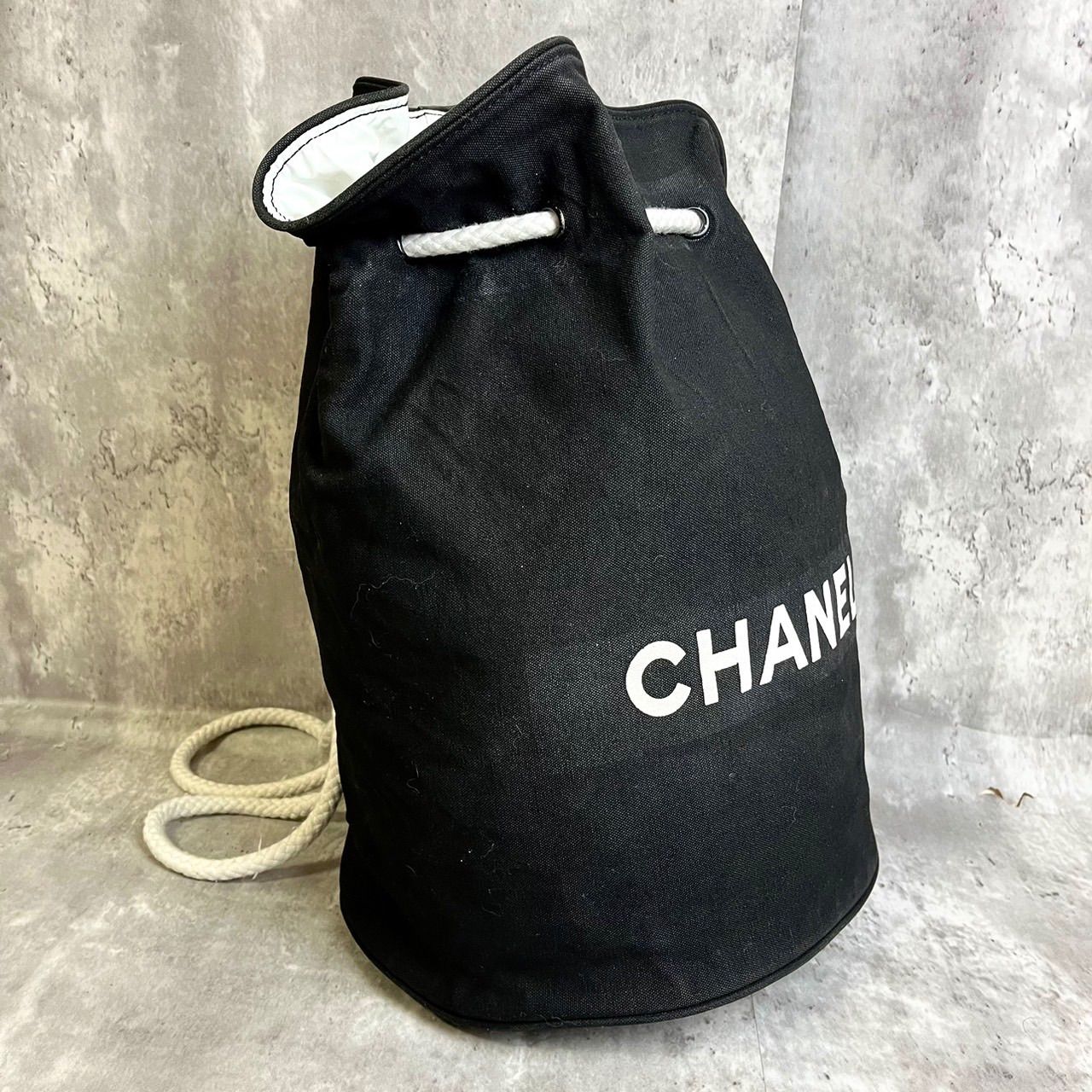 ✨良品✨ CHANEL シャネル ショルダーバッグ 巾着 バケツ型 デカロゴ A4収納 白タグ ロゴ型押し 肩掛け 斜め掛け キャンバス ユニセックス  レディース メンズ ブラック 黒色 - メルカリ