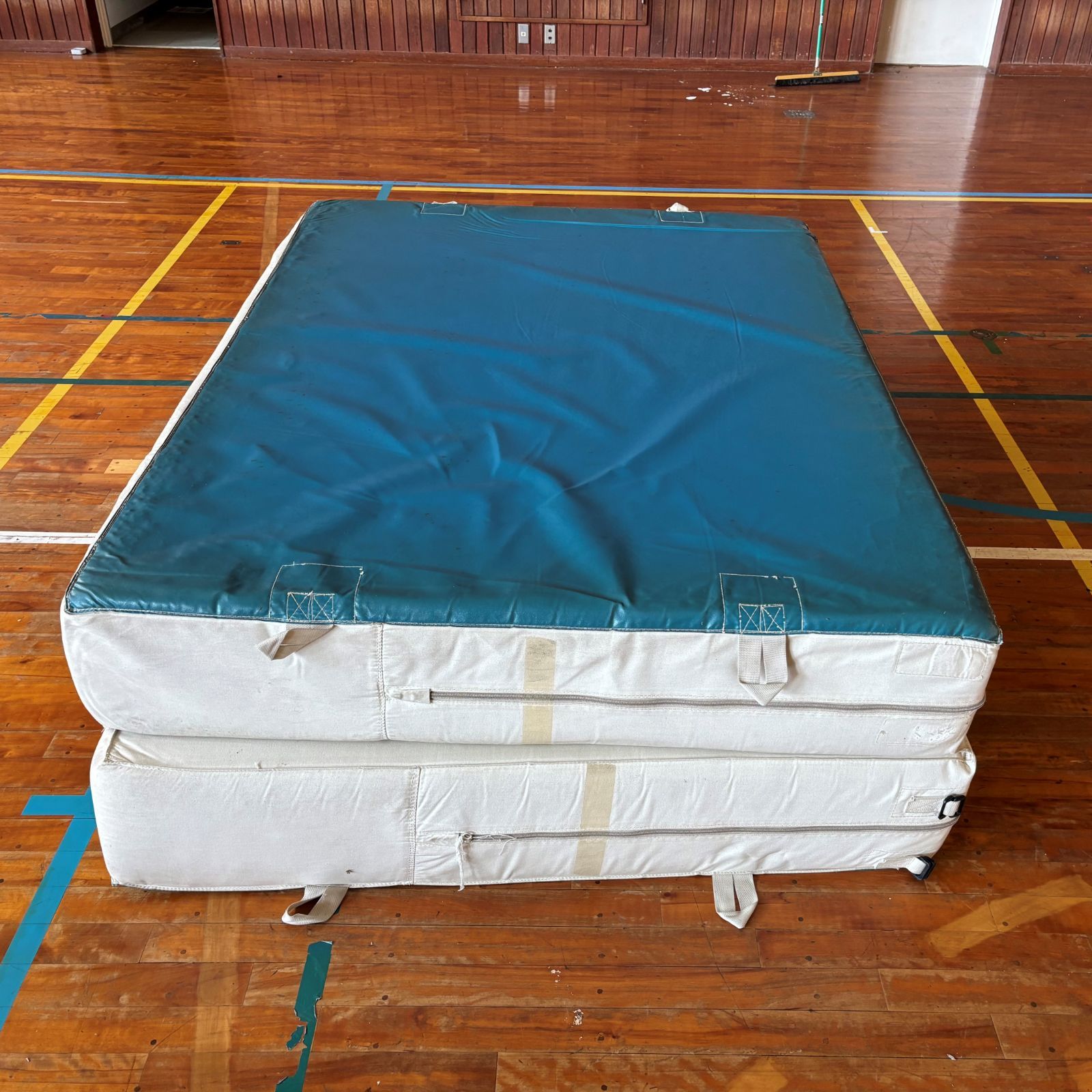 器械体操　マット 器械体操マット 折りたたみ式（裏地青） - メルカリ