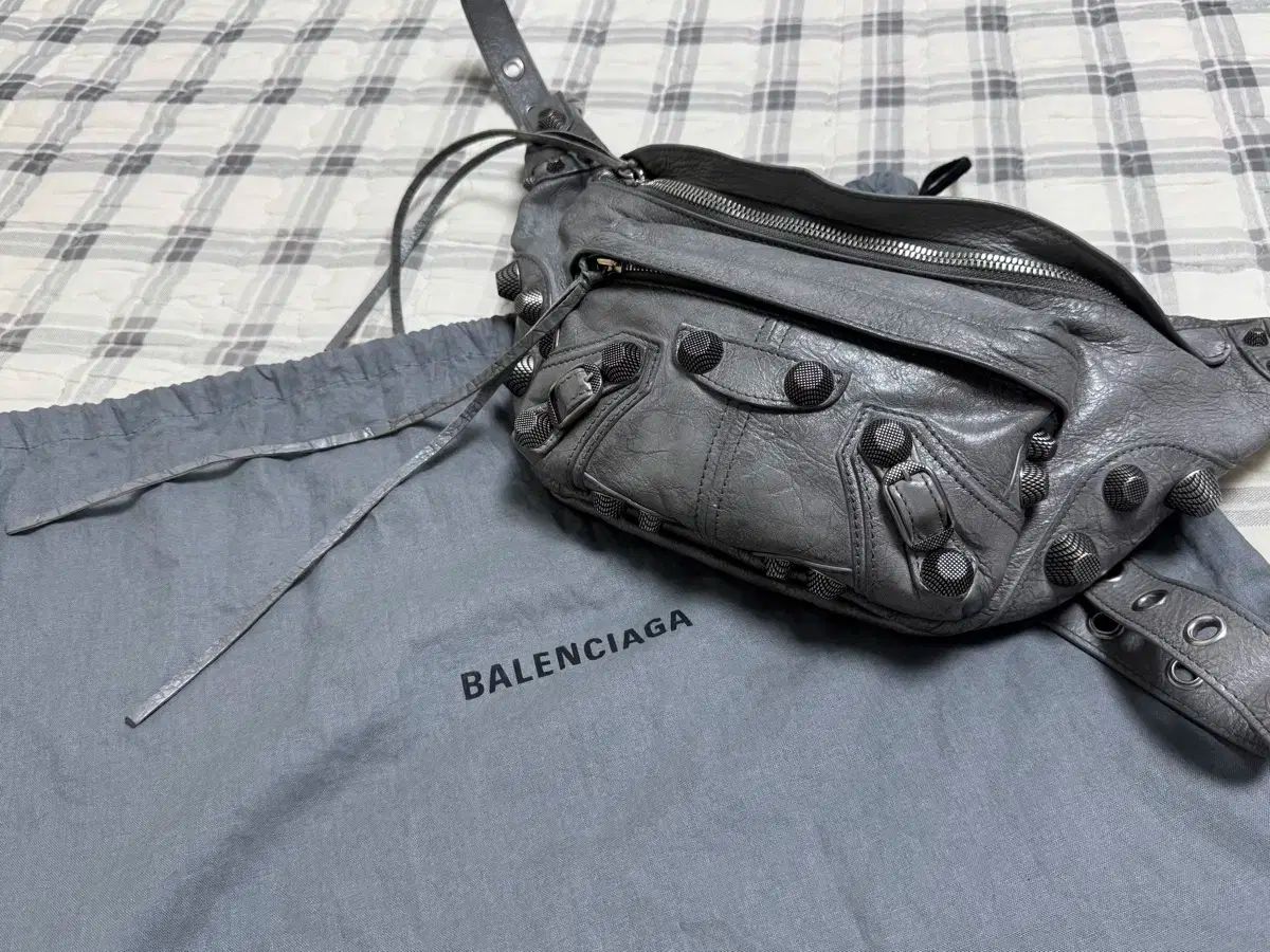 セール BALENCIAGA バレンシアガ ルカゴール ベルトバッグ グレー