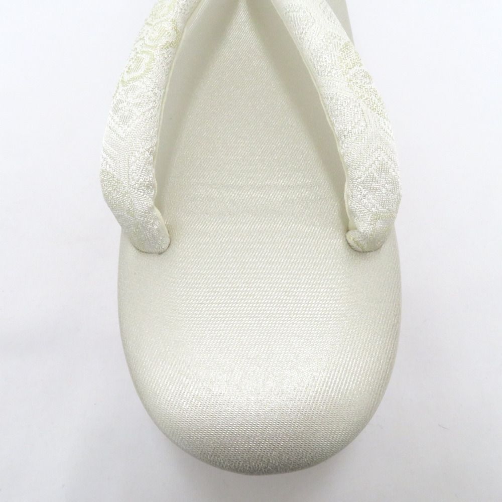 ホワイト×シャンパンゴールド 華紋