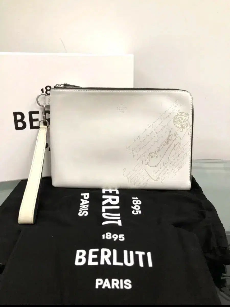 Nigo ニゴ ストレト クラッチバッグ