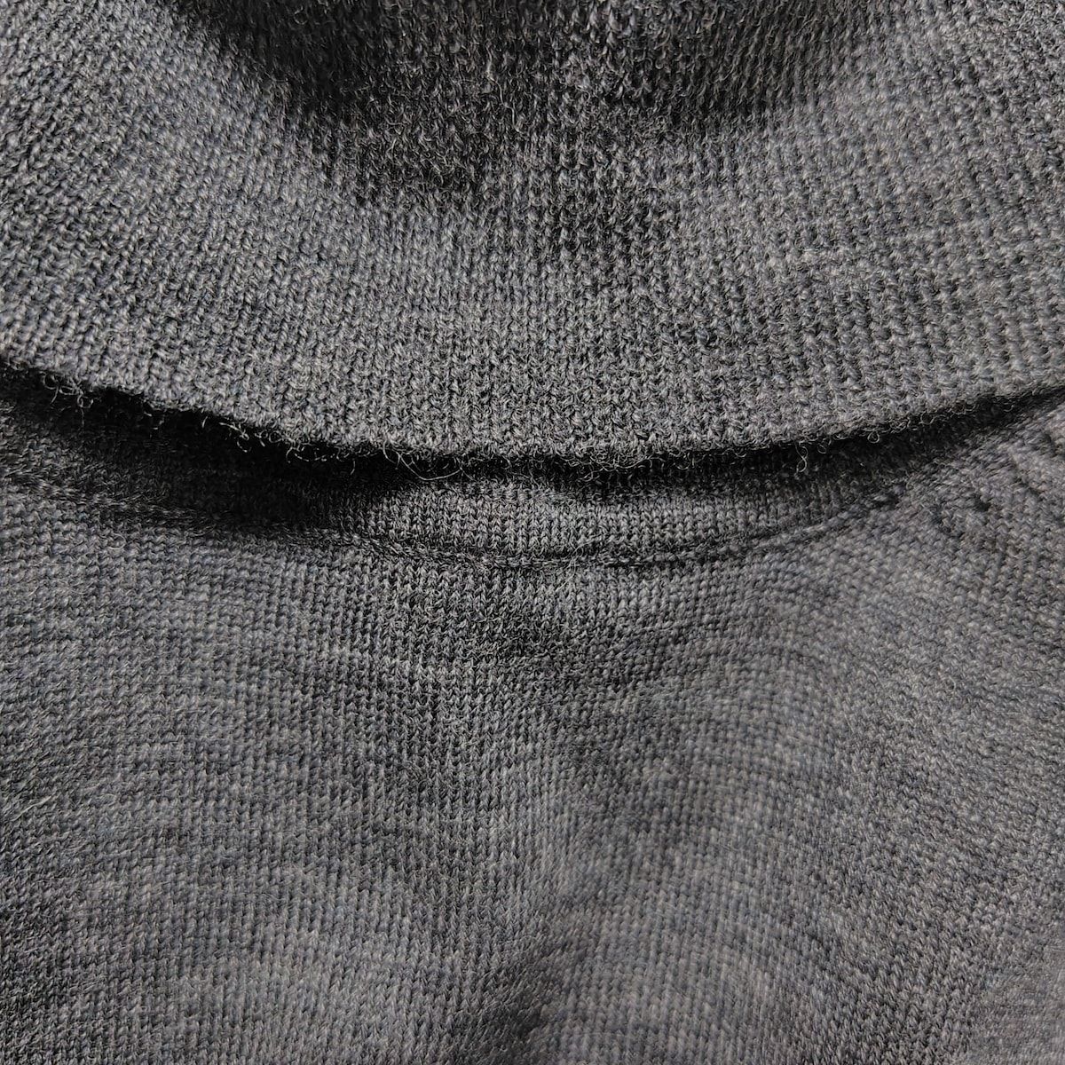 ダークグレー タートルネック