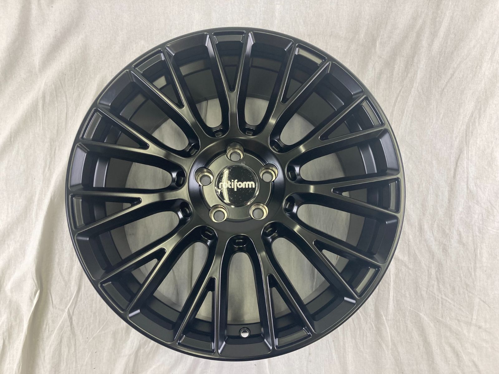 ロティフォーム rotiform CCV 19インチ PCD112 アルミ rotiform cvt 19インチ 8.5j pcd112/100 - メルカリ