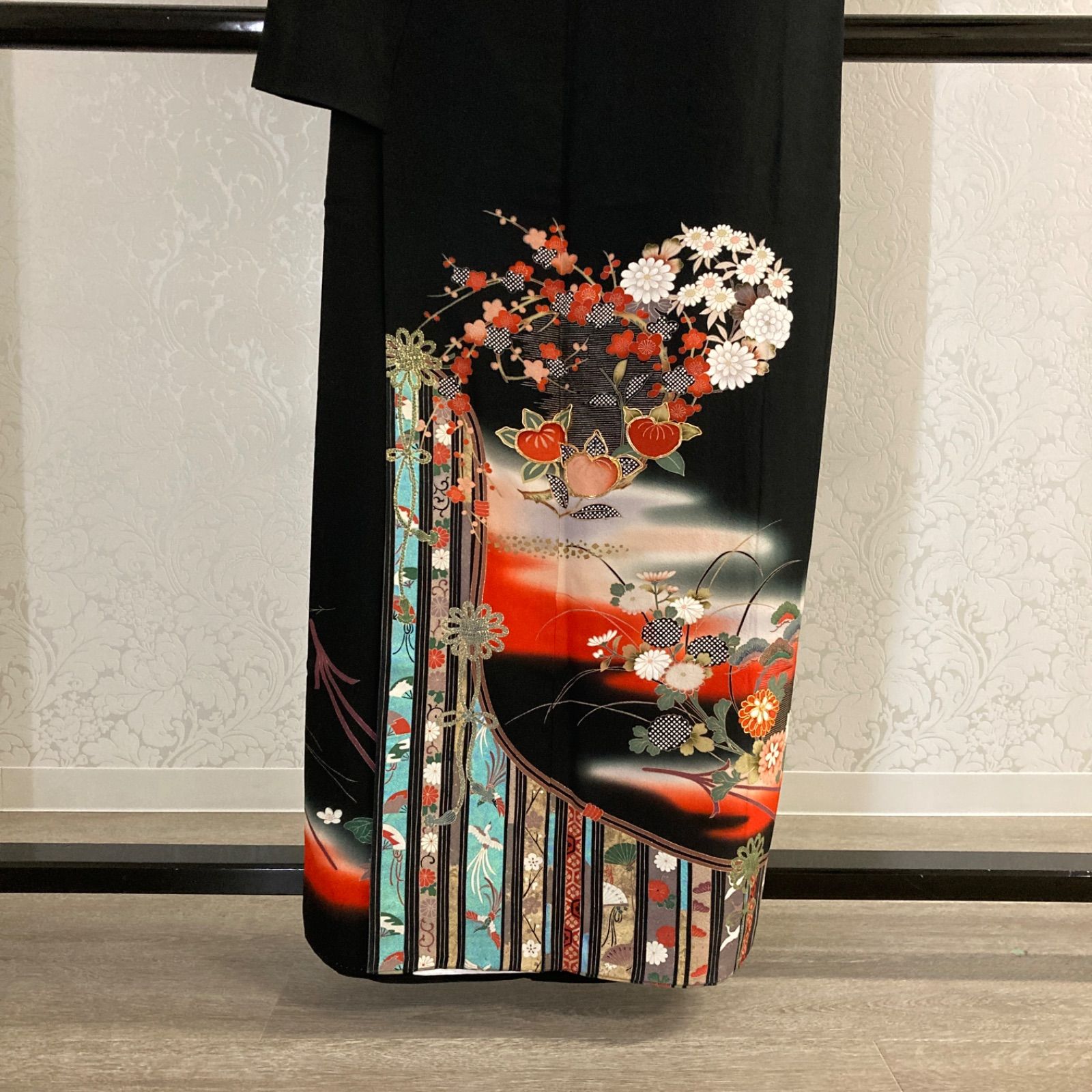 ★　 着物リメイク/黒留め袖/正絹/ショートジャケット/一品もの！！　★ 着物リメイク コート 黒留袖 かっこいい❤️ 正絹 絵羽模様