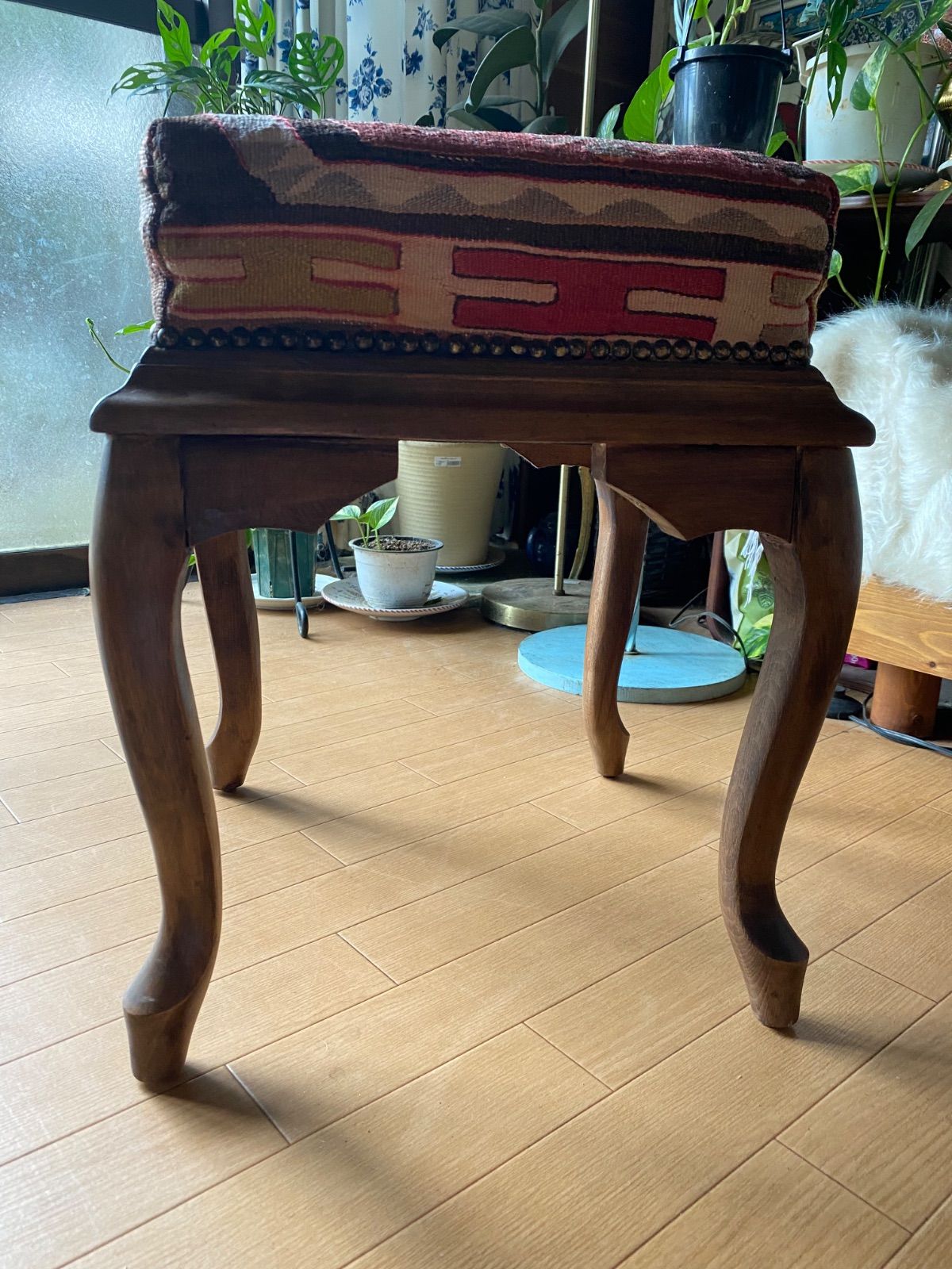 秋の模様替えに カイセリキリムと無垢の木のお洒落なオットマン